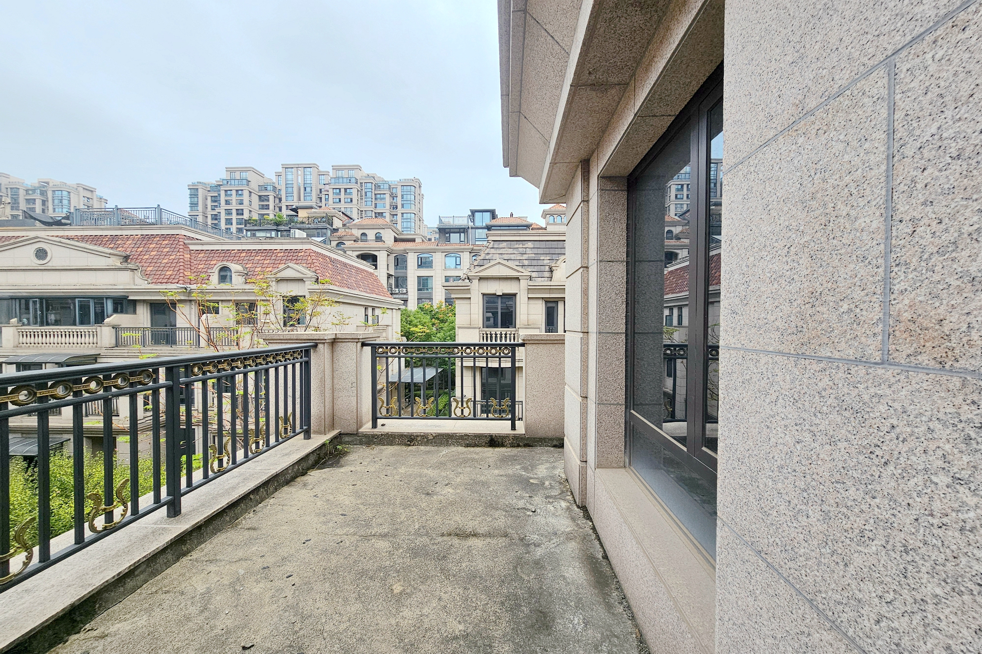 明昇壹城（明昇时代广场）一期  5室3厅4卫   850.00万阳台