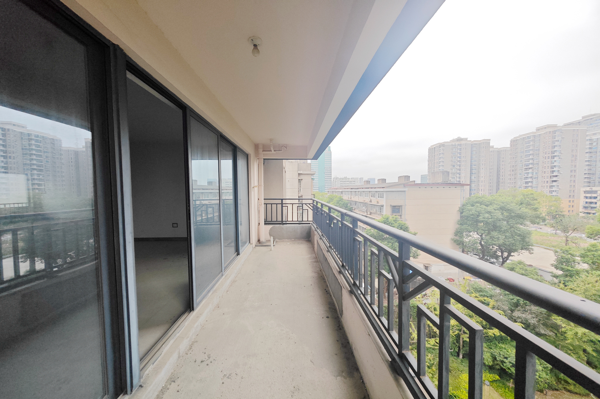 建发中央悦府  4室2厅2卫   185.00万阳台