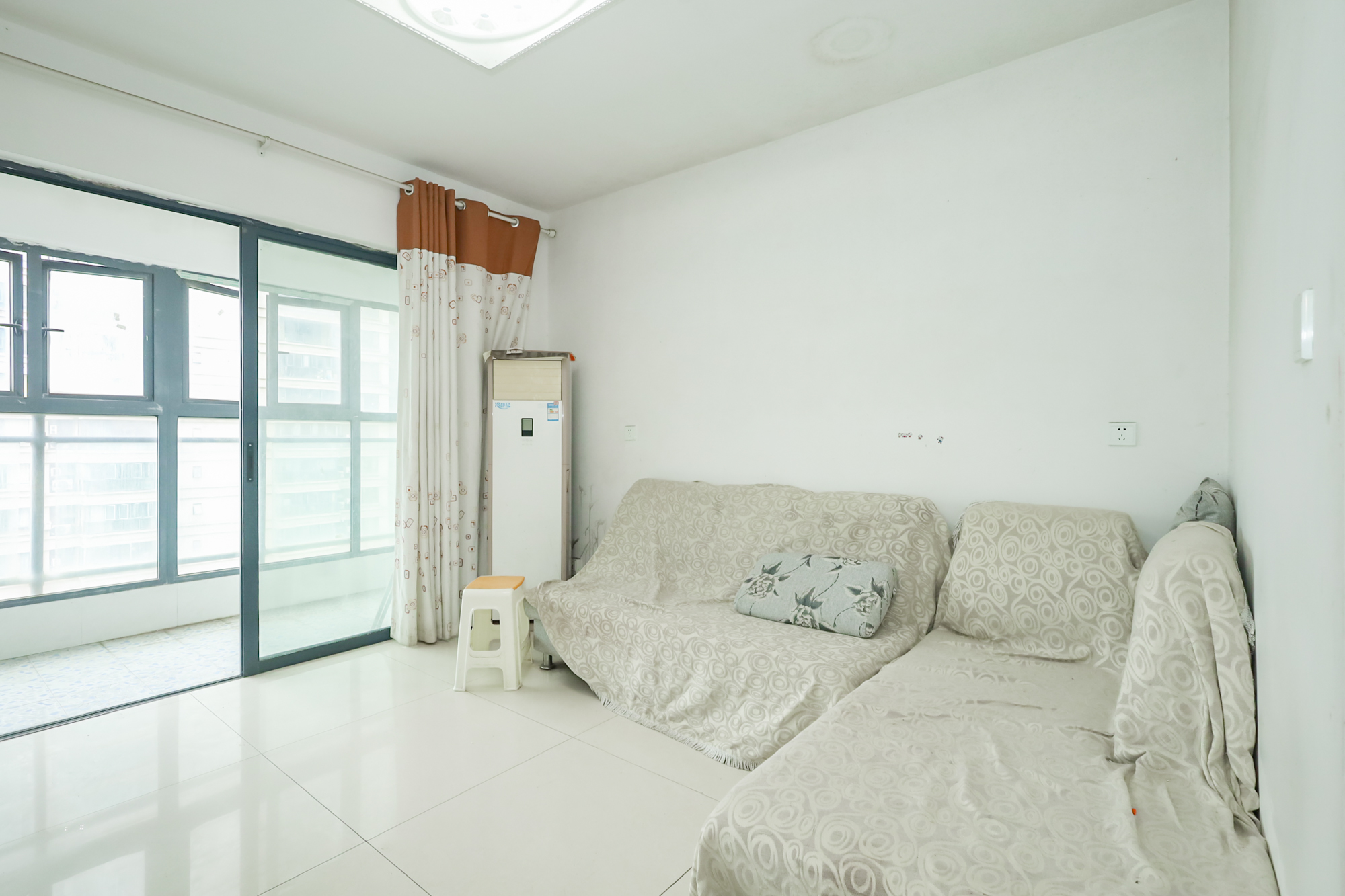 奥克斯广场 3室2厅1卫 76.0万 奥克斯广场 3室2厅1卫 76.0万客厅