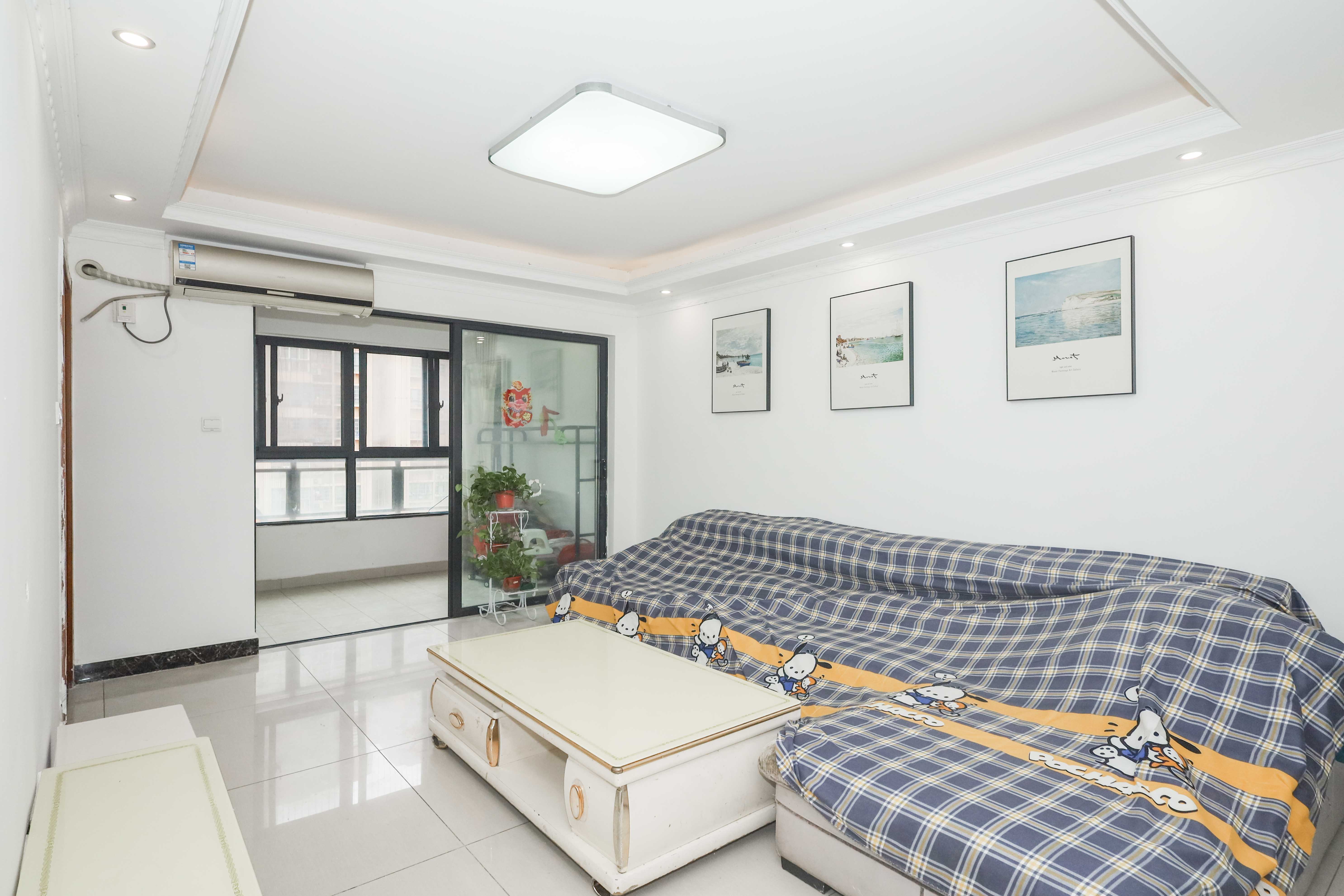 好莱城(弘德西街) 3室2厅1卫 82.0万 好莱城(弘德西街) 3室2厅1卫 82.0万客厅