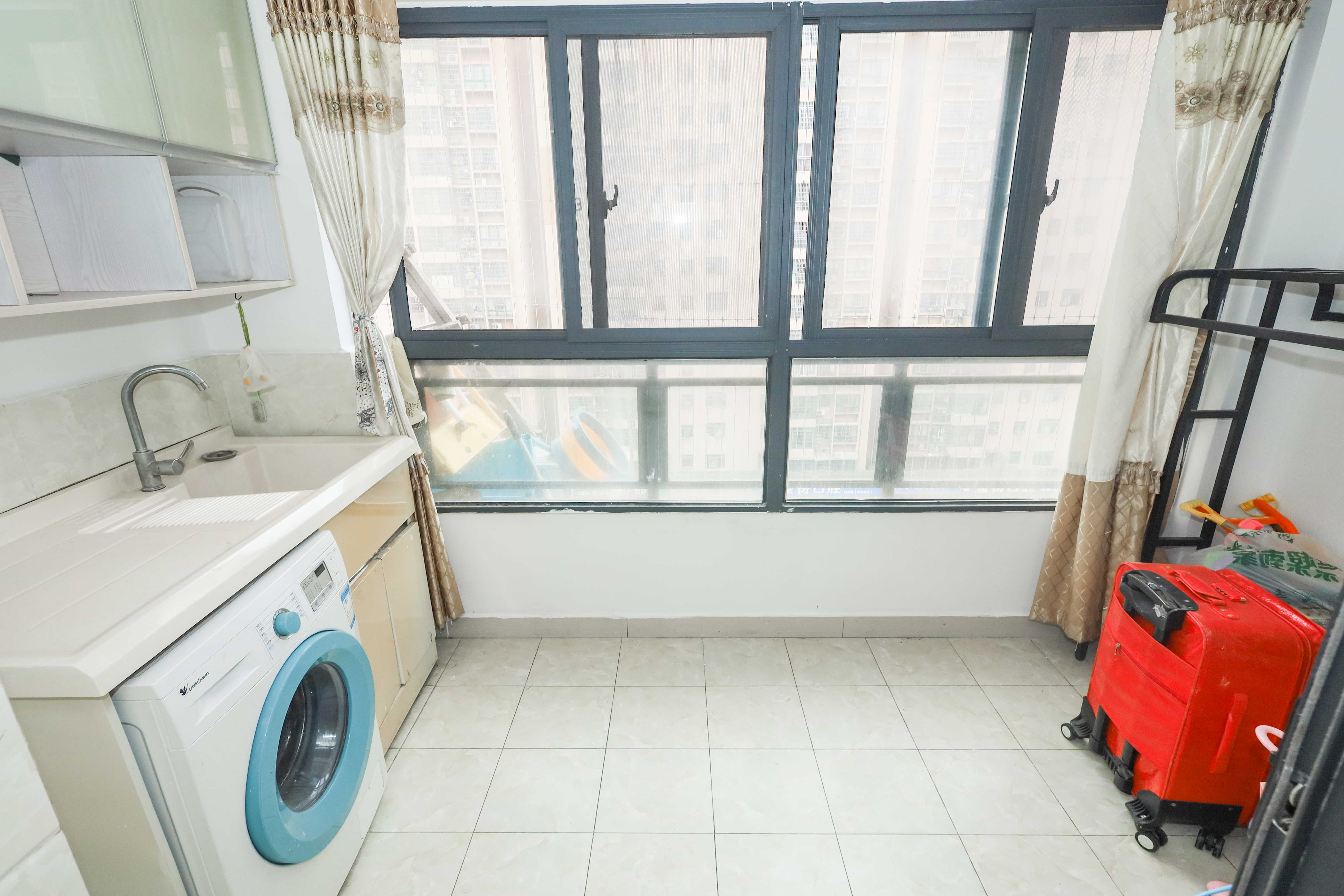 好莱城(弘德西街) 3室2厅1卫 82.0万 好莱城(弘德西街) 3室2厅1卫 82.0万阳台