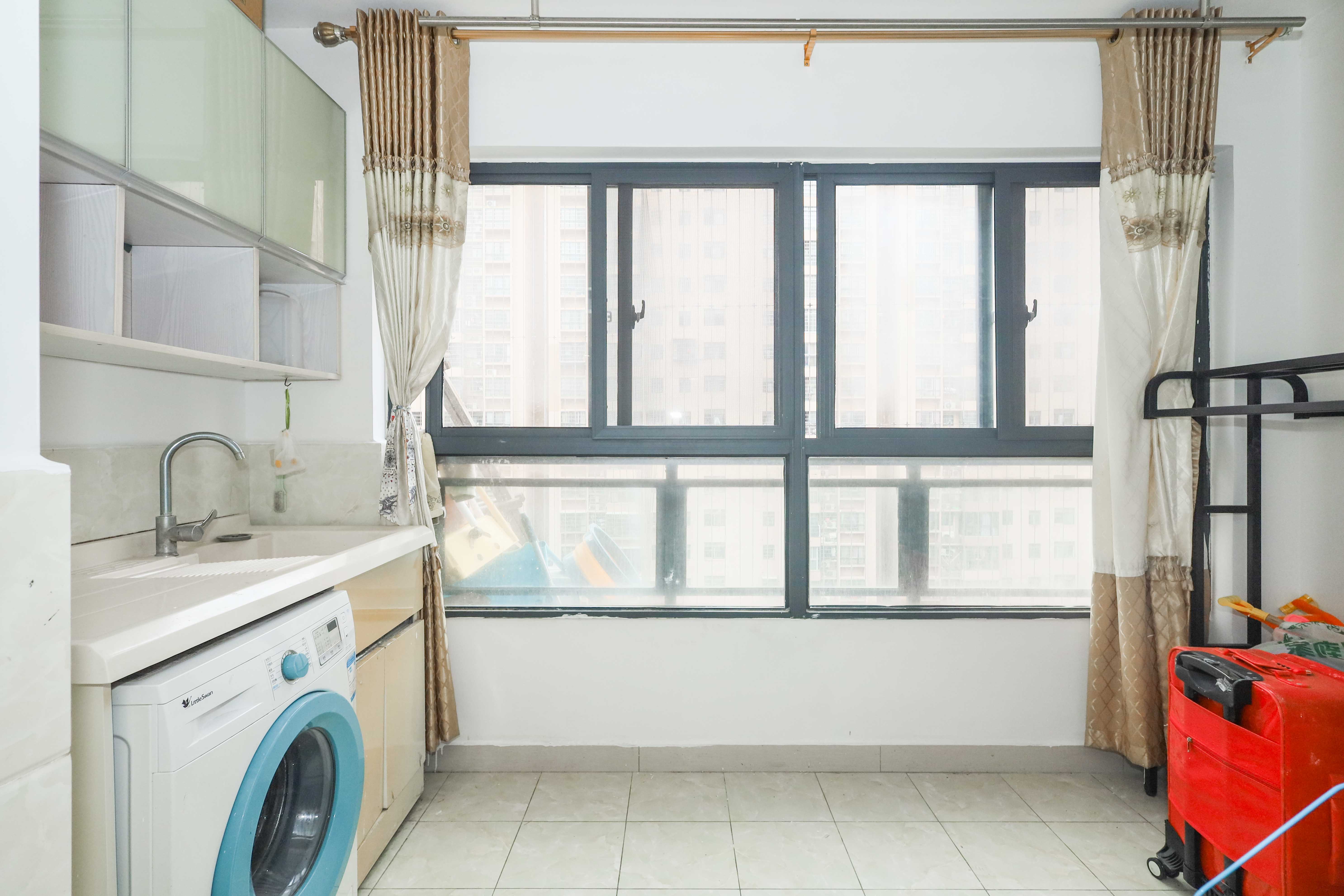 好莱城(弘德西街) 3室2厅1卫 82.0万 好莱城(弘德西街) 3室2厅1卫 82.0万阳台