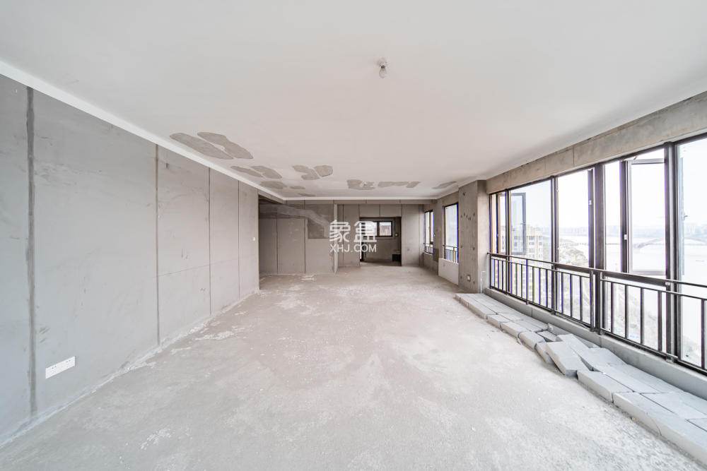 蓝光雍锦半岛  4室2厅2卫   368.00万
