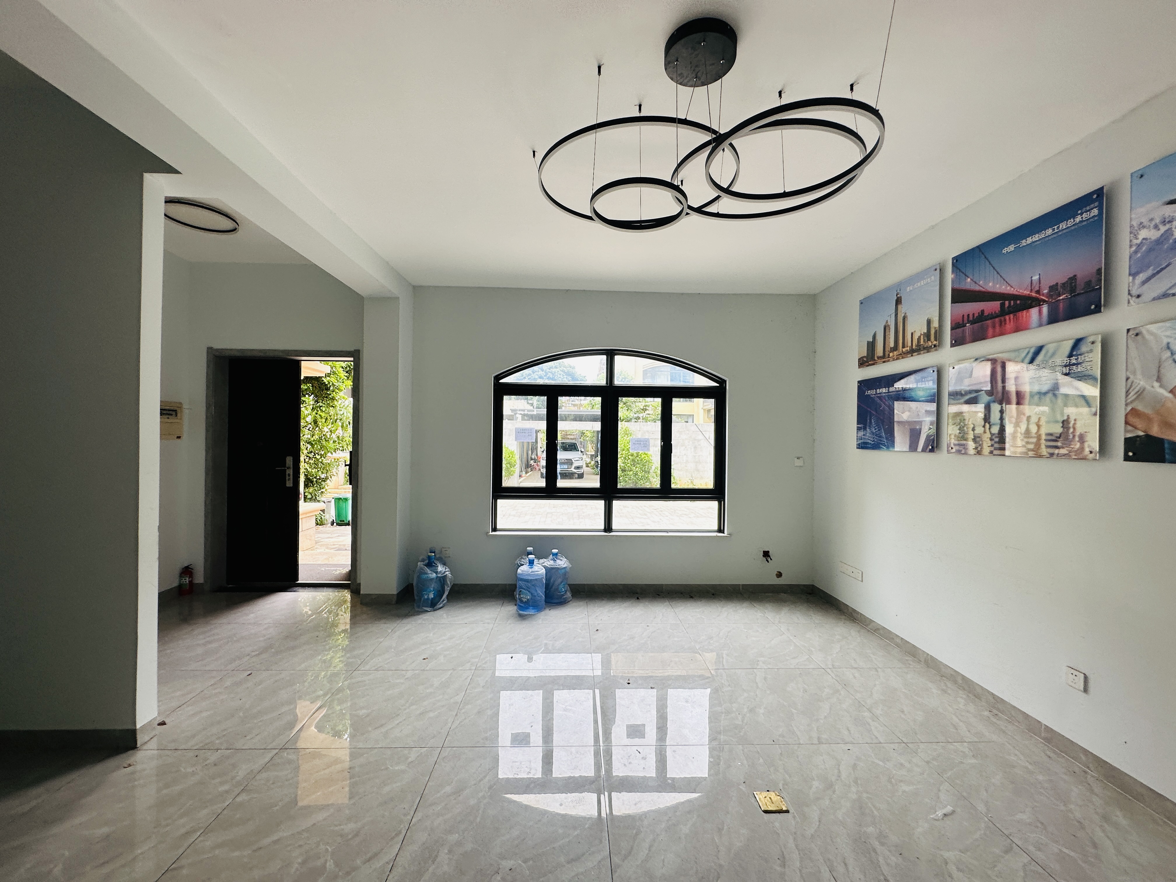 蓝城一号  8室3厅5卫    1047.2万 蓝城一号  8室3厅5卫    1047.2万客厅