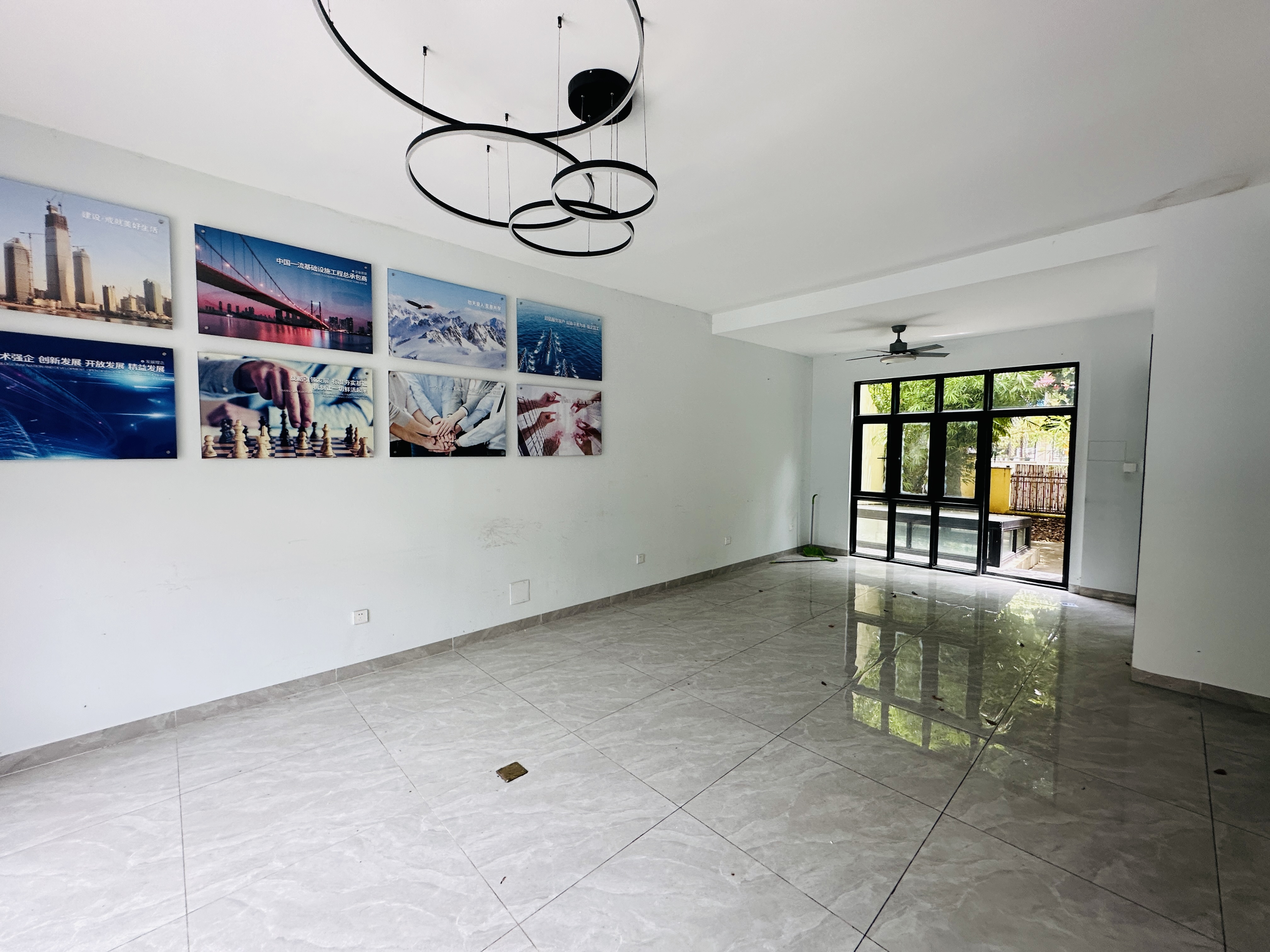 蓝城一号  8室3厅5卫    1047.2万 蓝城一号  8室3厅5卫    1047.2万客厅