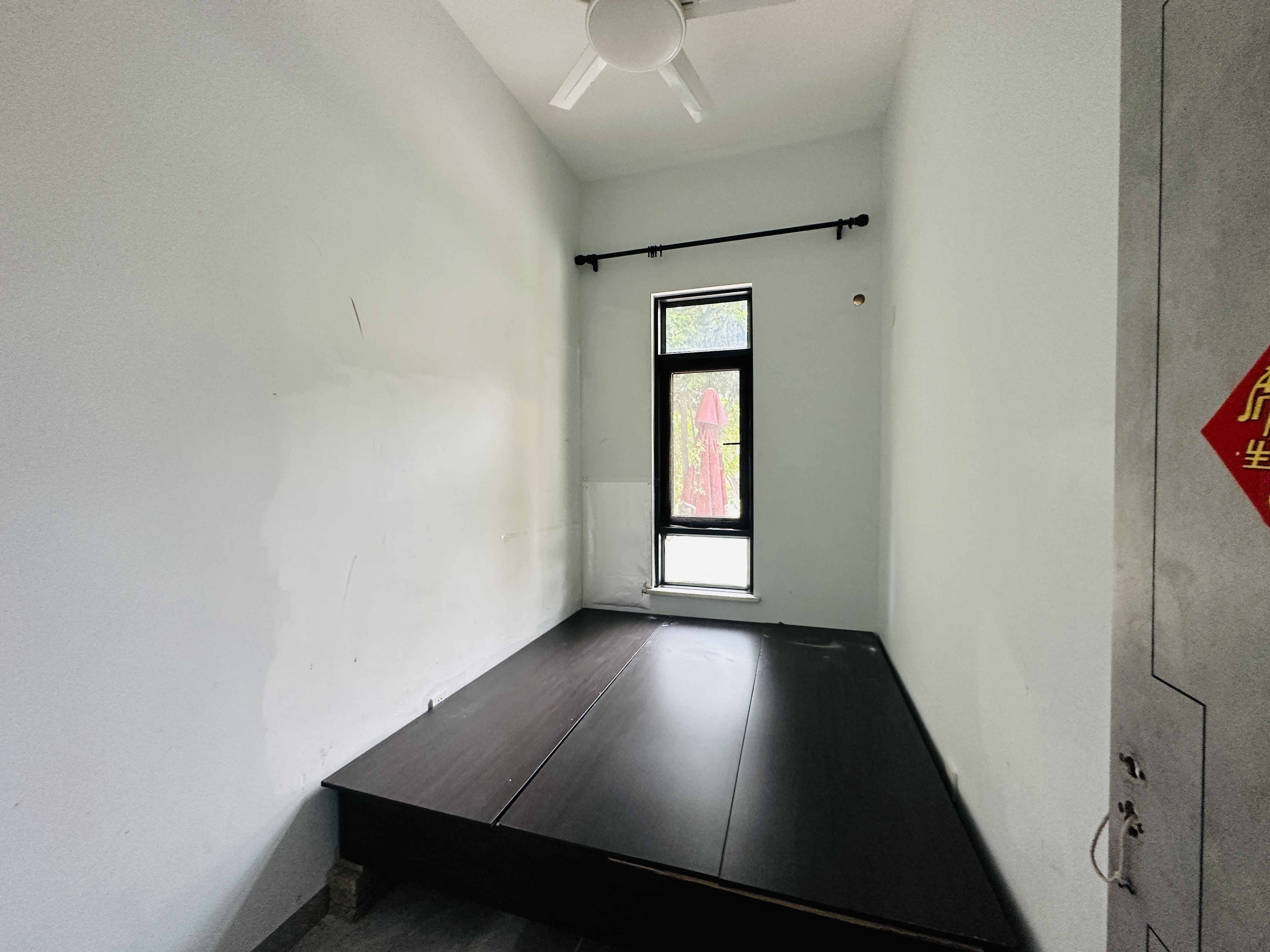 蓝城一号  8室3厅5卫    1047.2万 蓝城一号  8室3厅5卫    1047.2万卧室