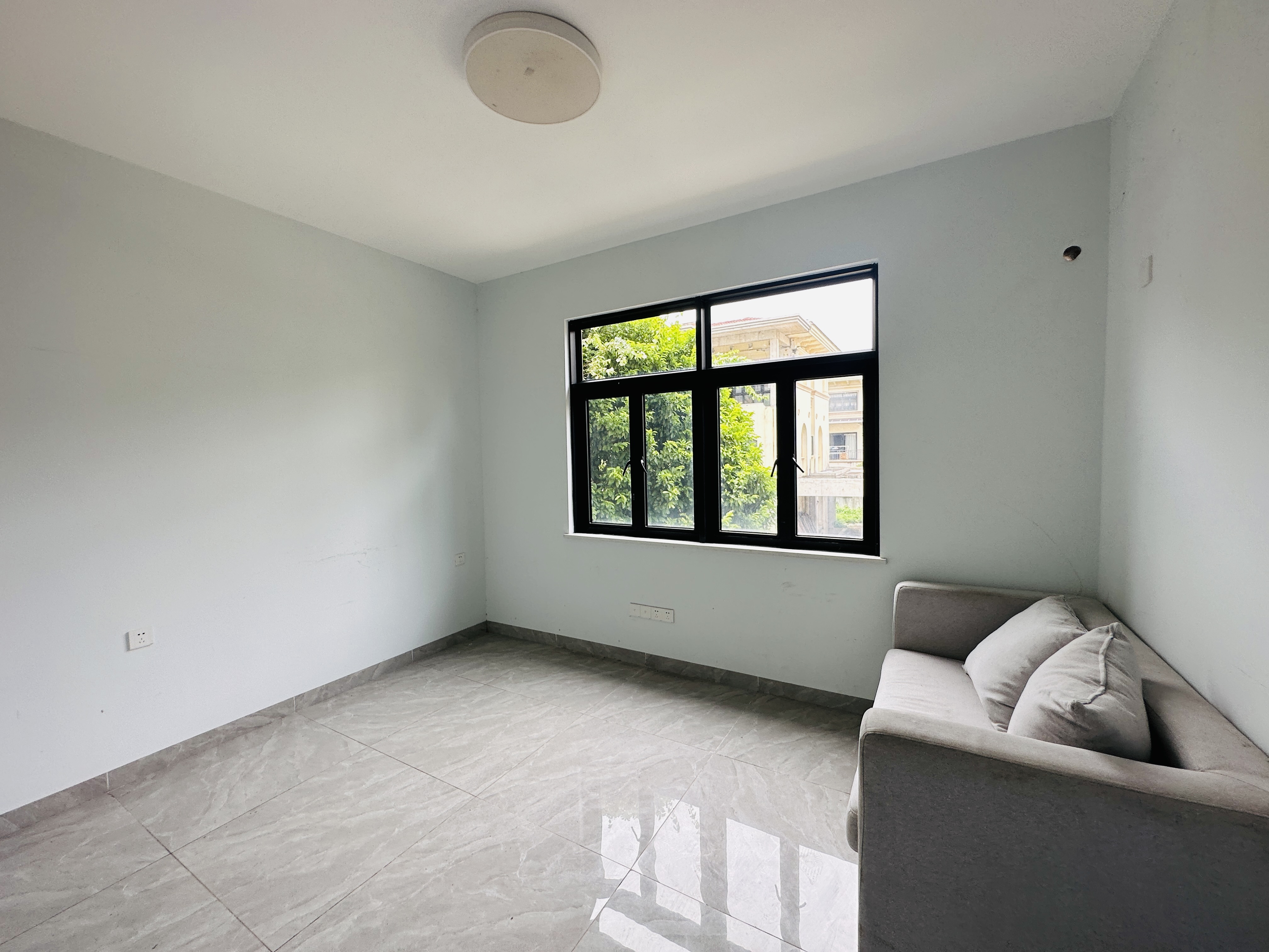 蓝城一号  8室3厅5卫    1047.2万 蓝城一号  8室3厅5卫    1047.2万卧室