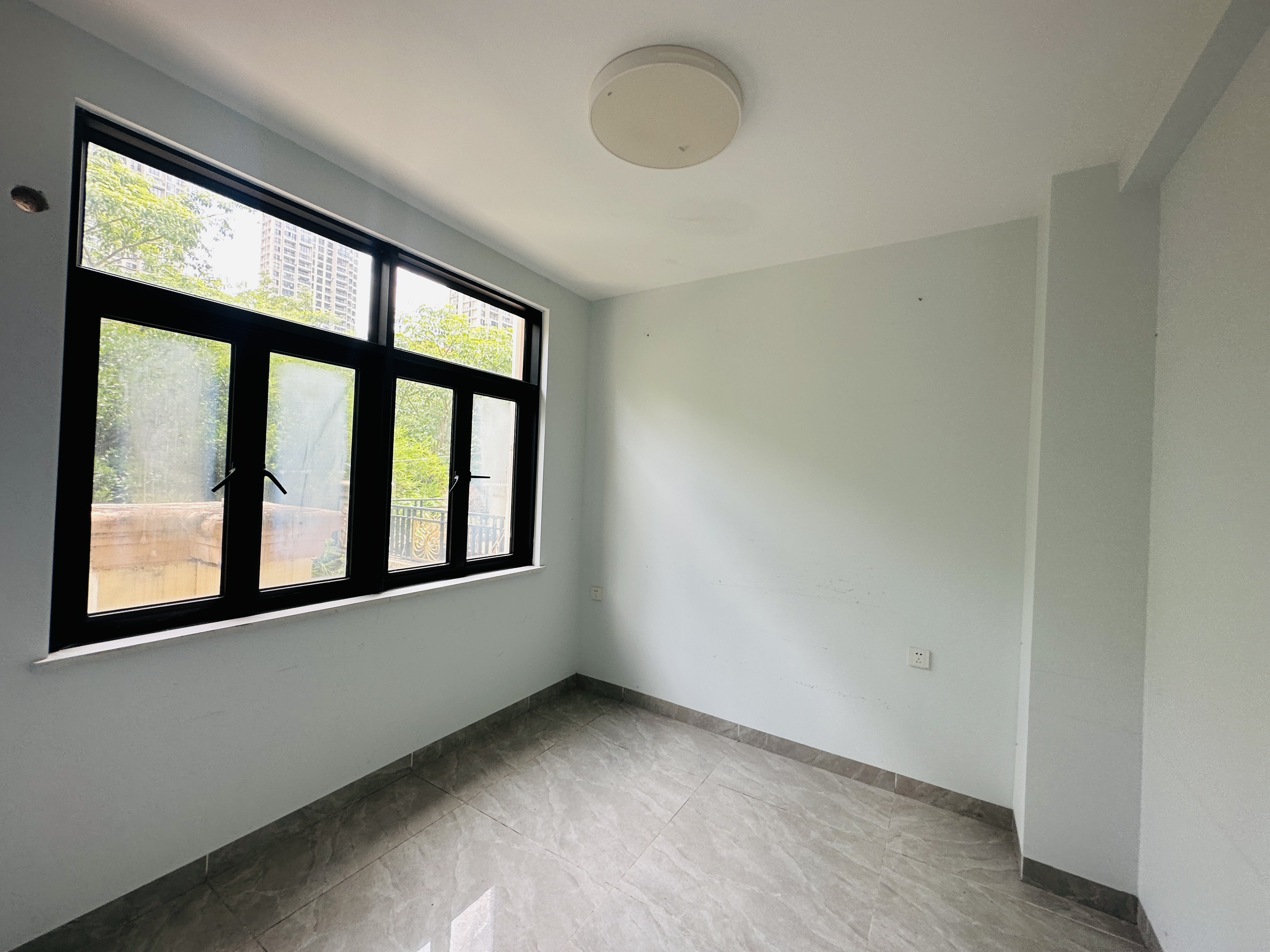 蓝城一号  8室3厅5卫    1047.2万 蓝城一号  8室3厅5卫    1047.2万卧室