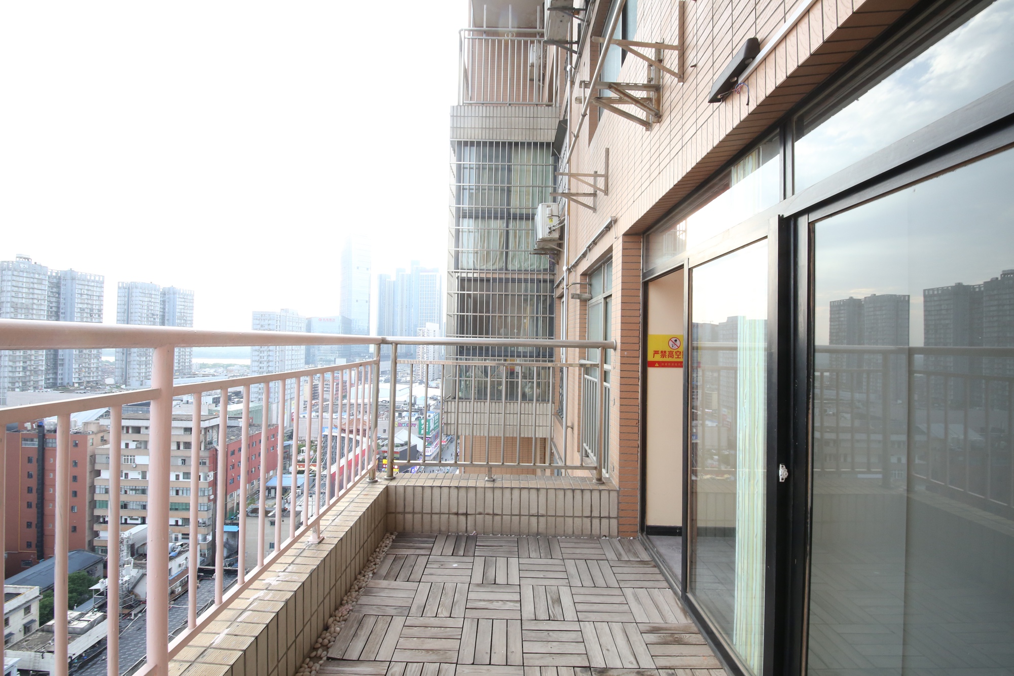 城市生活家  5室2厅2卫   185.00万阳台
