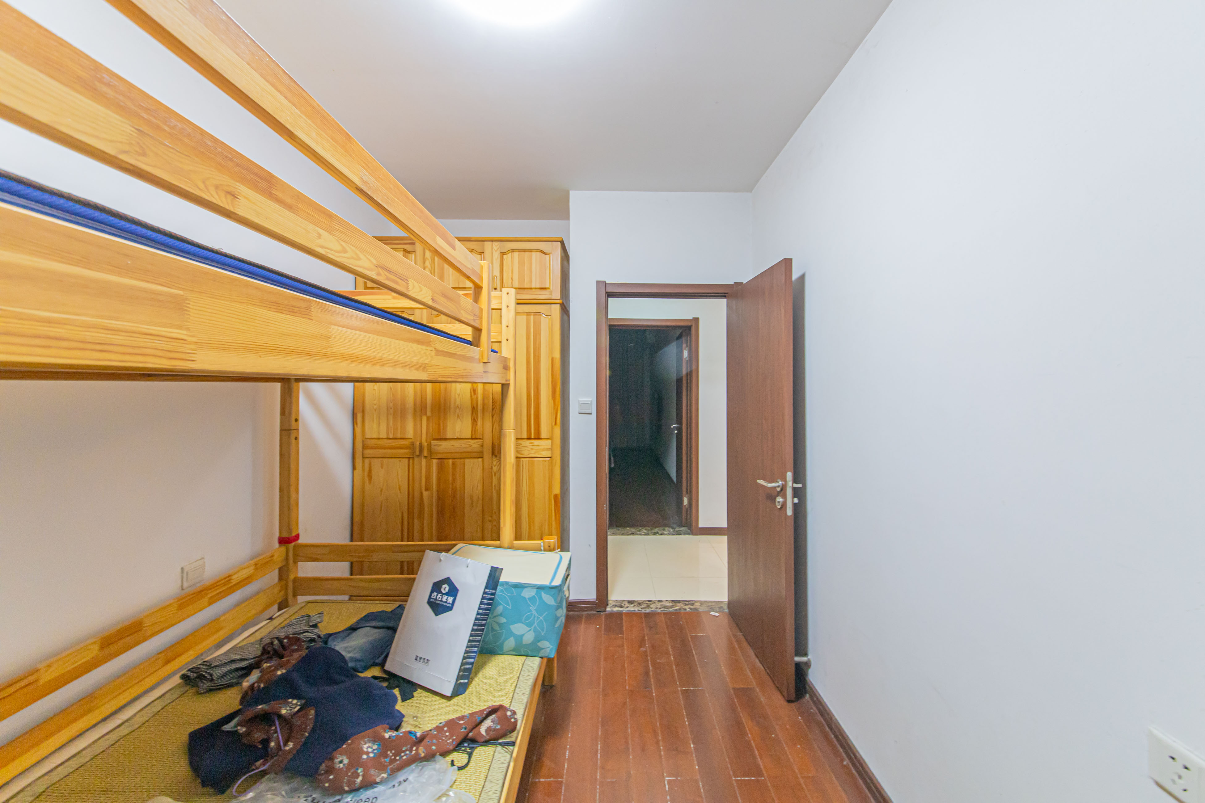 绿地公馆（绿地名邸）  3室2厅2卫    155.0万卧室