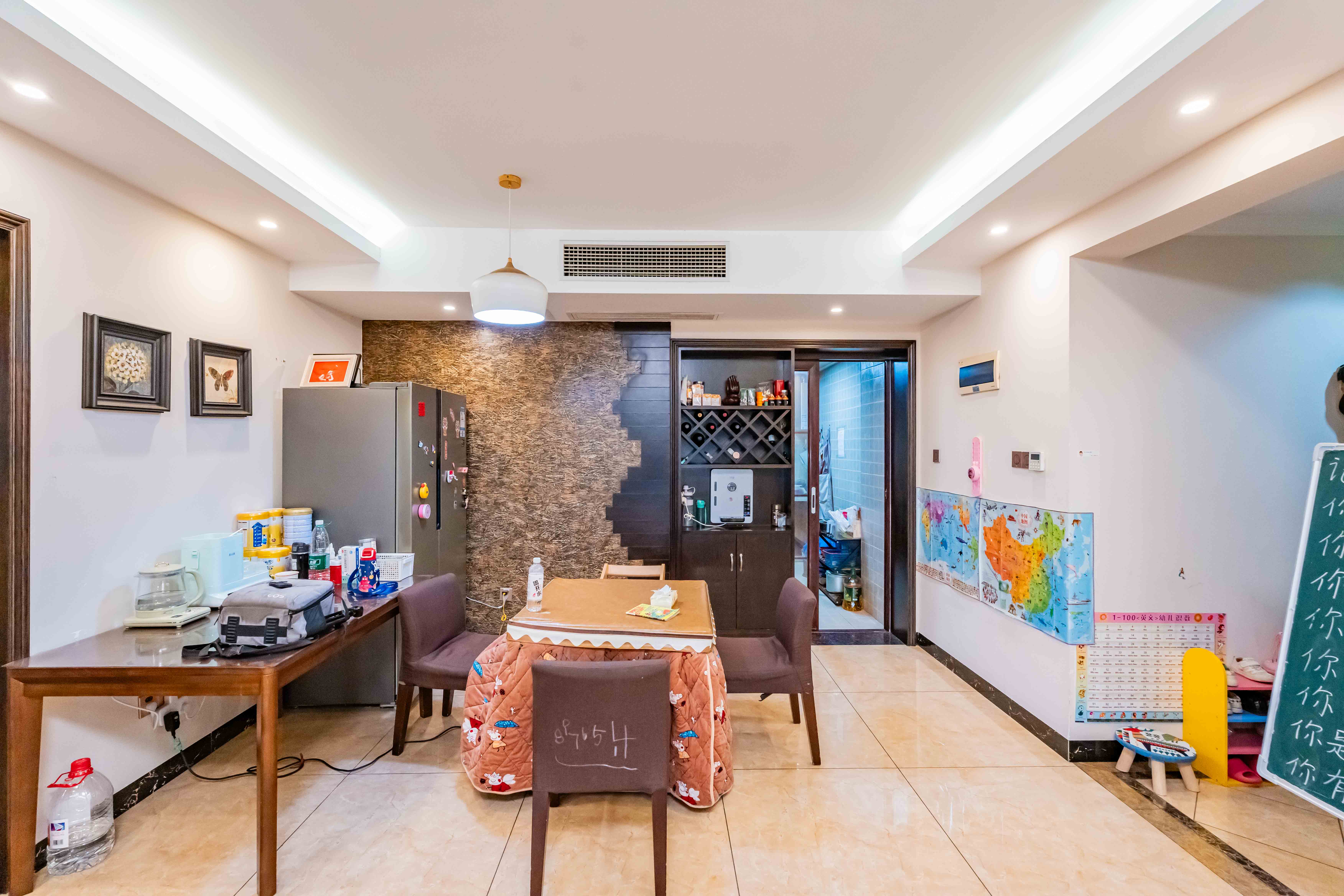 悦湖山  5室2厅2卫    100.0万 悦湖山  5室2厅2卫    100.0万客厅