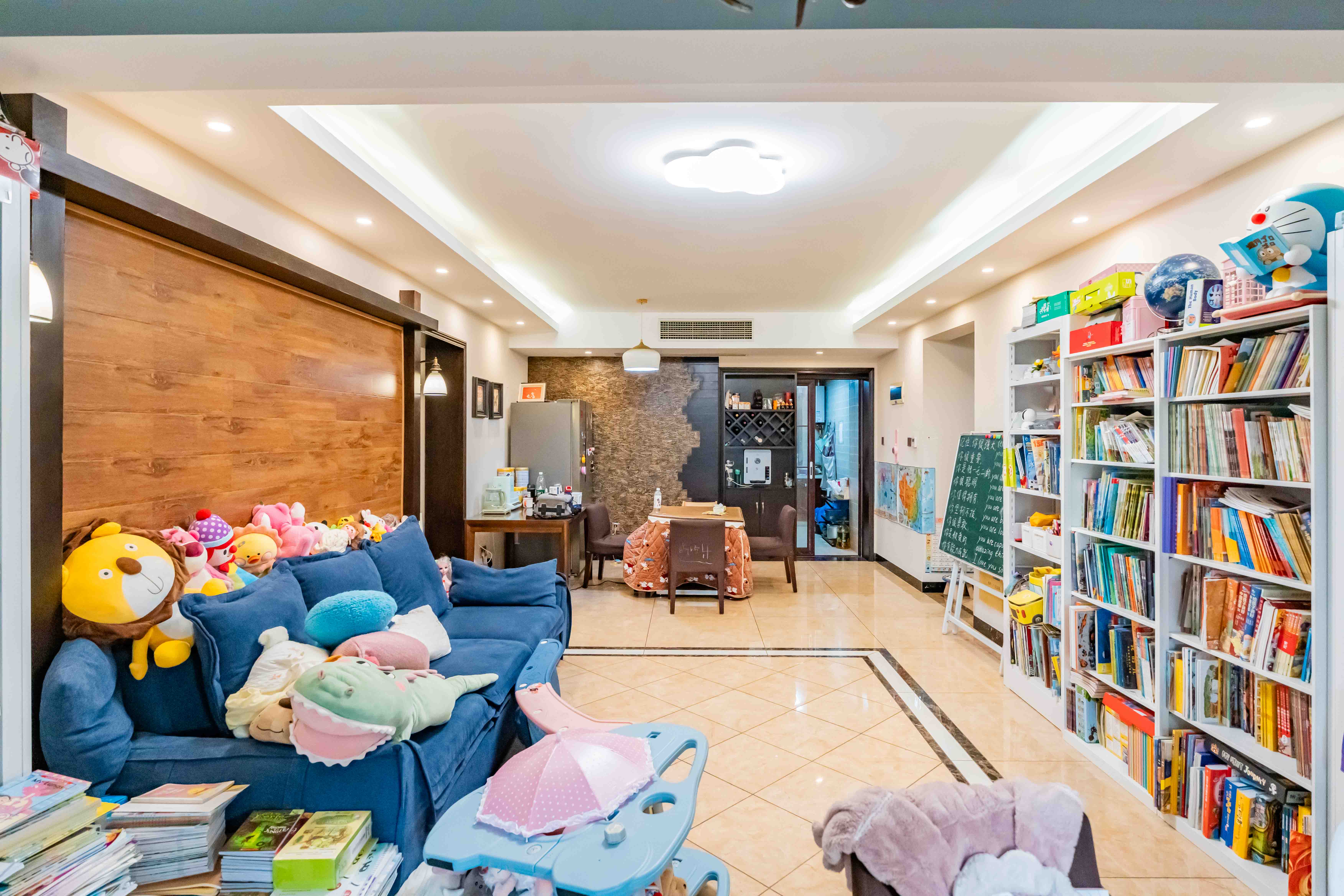 悦湖山  5室2厅2卫    100.0万 悦湖山  5室2厅2卫    100.0万客厅