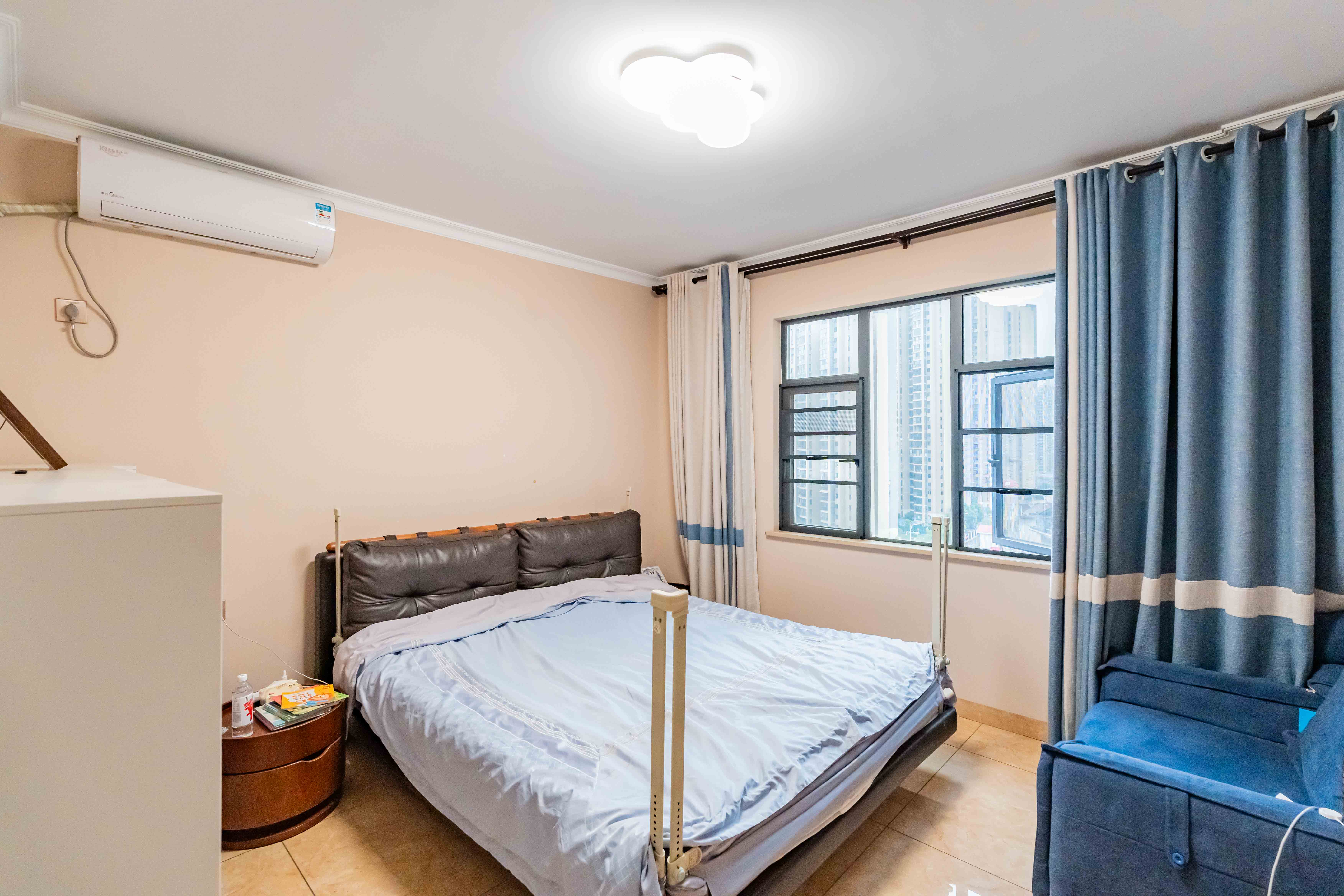 悦湖山  5室2厅2卫    100.0万 悦湖山  5室2厅2卫    100.0万卧室