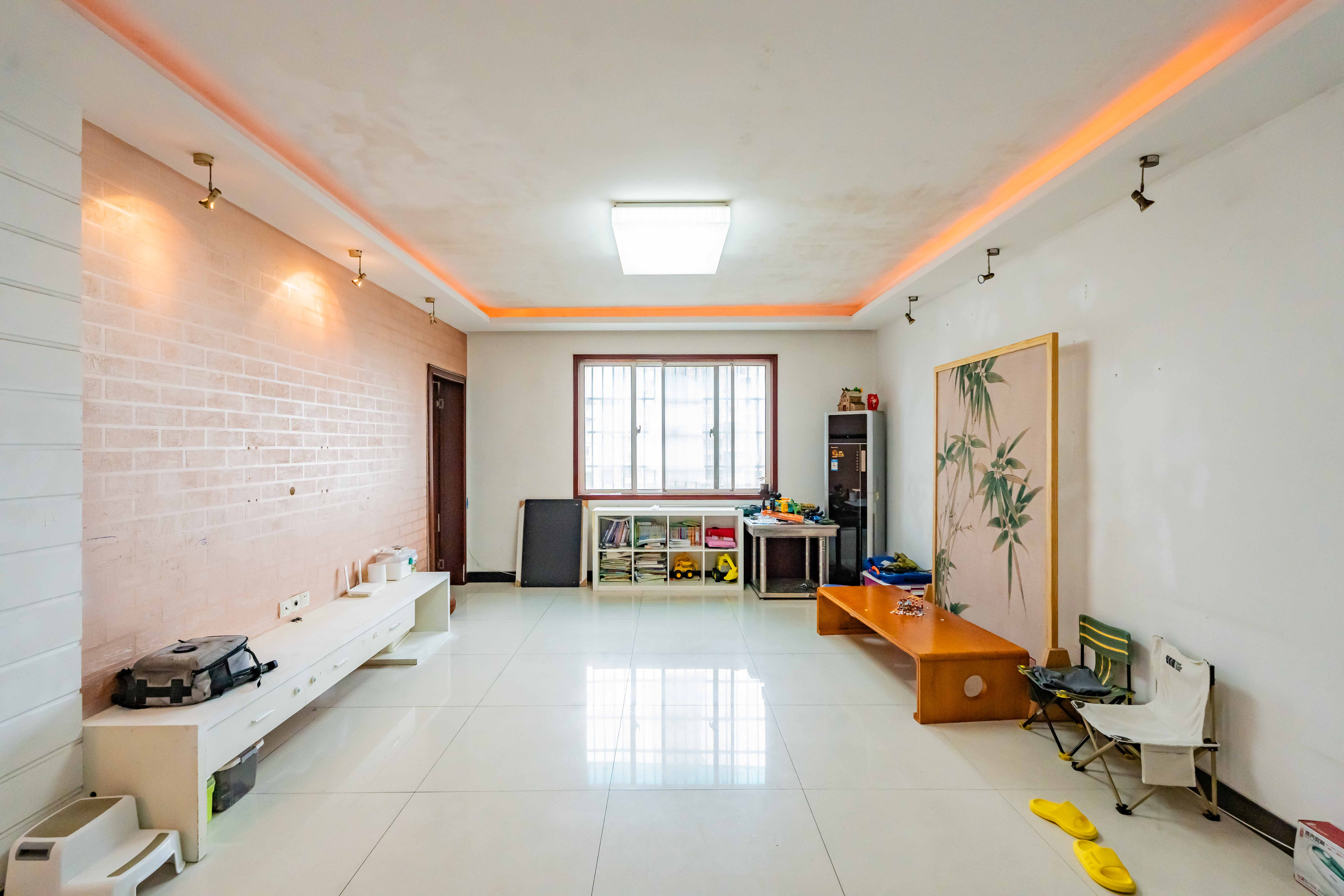 四季美景三期(四季美景水木轩)  3室2厅2卫    82.0万 四季美景三期(四季美景水木轩)  3室2厅2卫    82.0万客厅