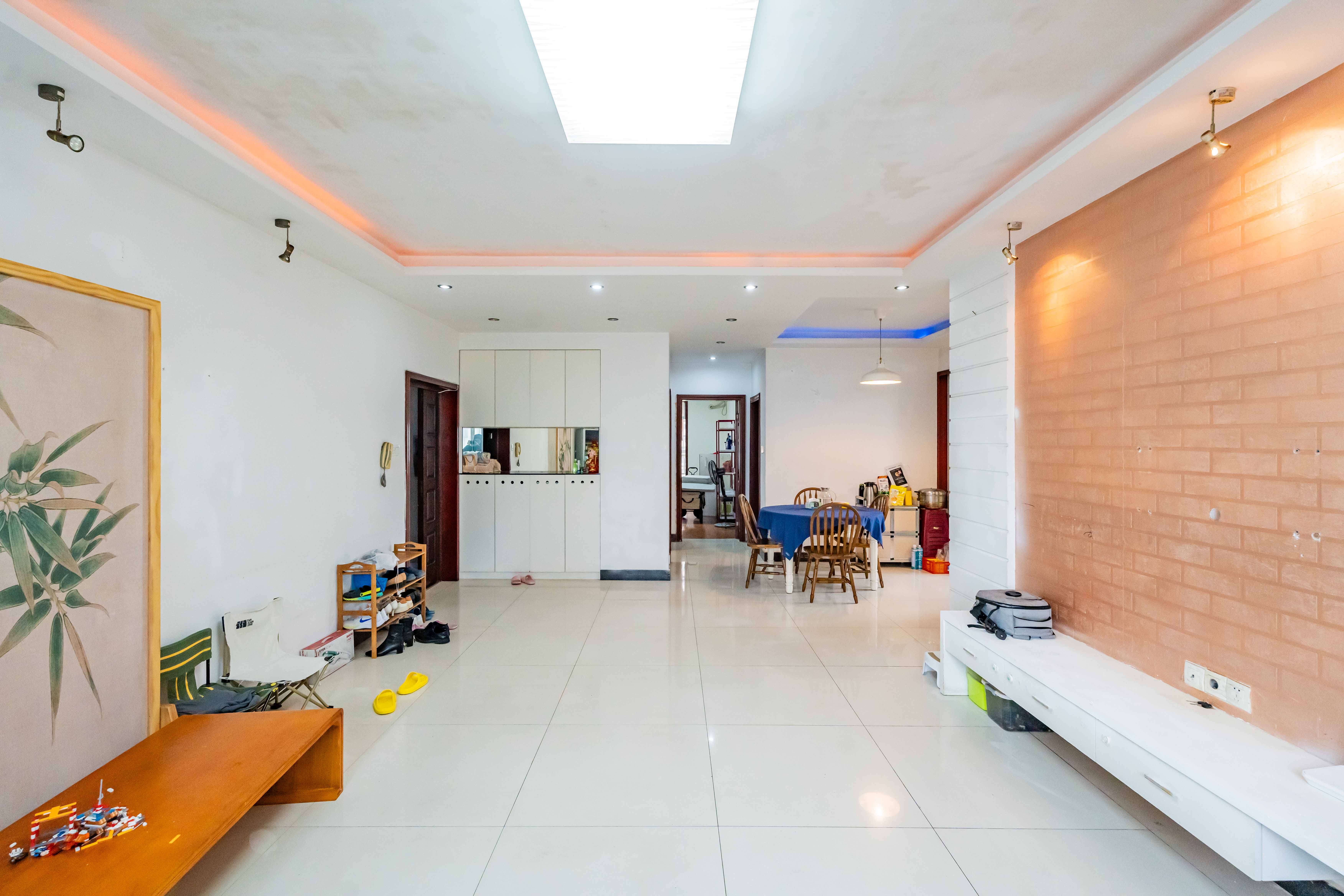 四季美景三期(四季美景水木轩)  3室2厅2卫    82.0万 四季美景三期(四季美景水木轩)  3室2厅2卫    82.0万客厅