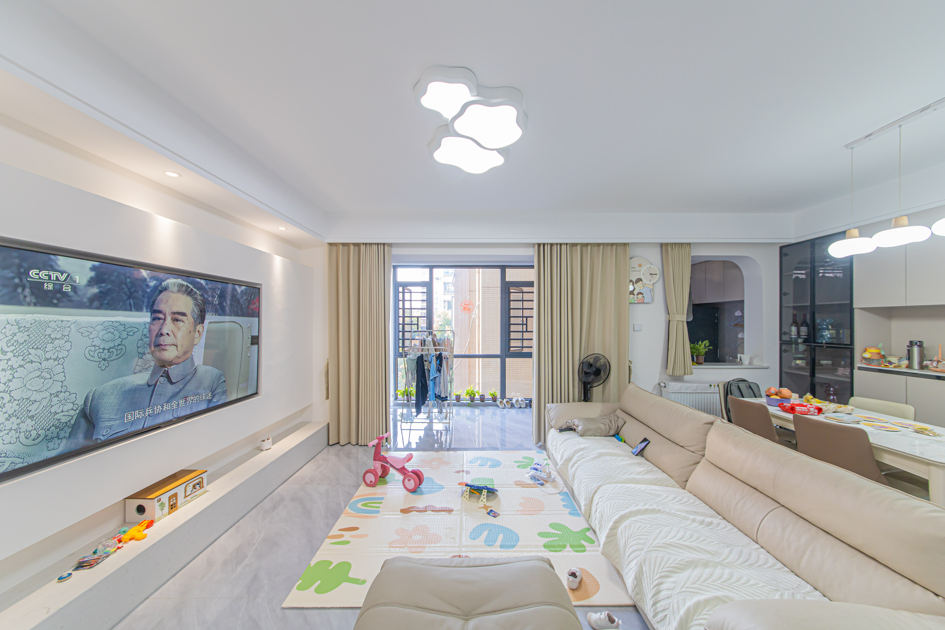 保利花园  3室2厅2卫    132.8万 保利花园  3室2厅2卫    132.8万客厅