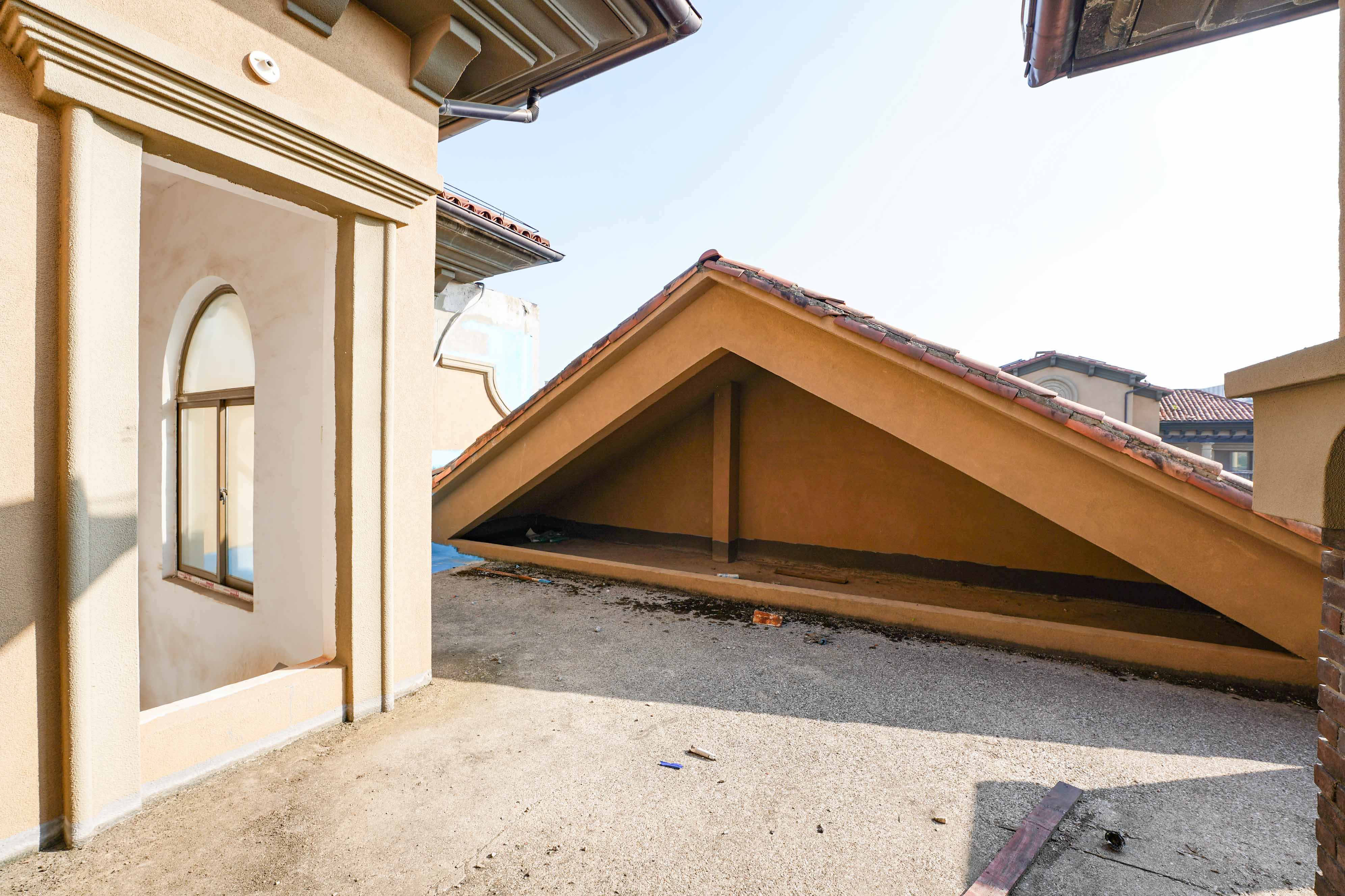 橘郡礼顿山  5室2厅4卫   165.00万阳台