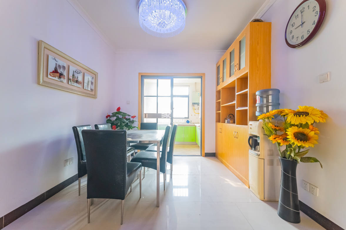 幸福里润城(幸福里二期)  4室2厅2卫    83.8万 幸福里润城(幸福里二期)  4室2厅2卫    83.8万客厅