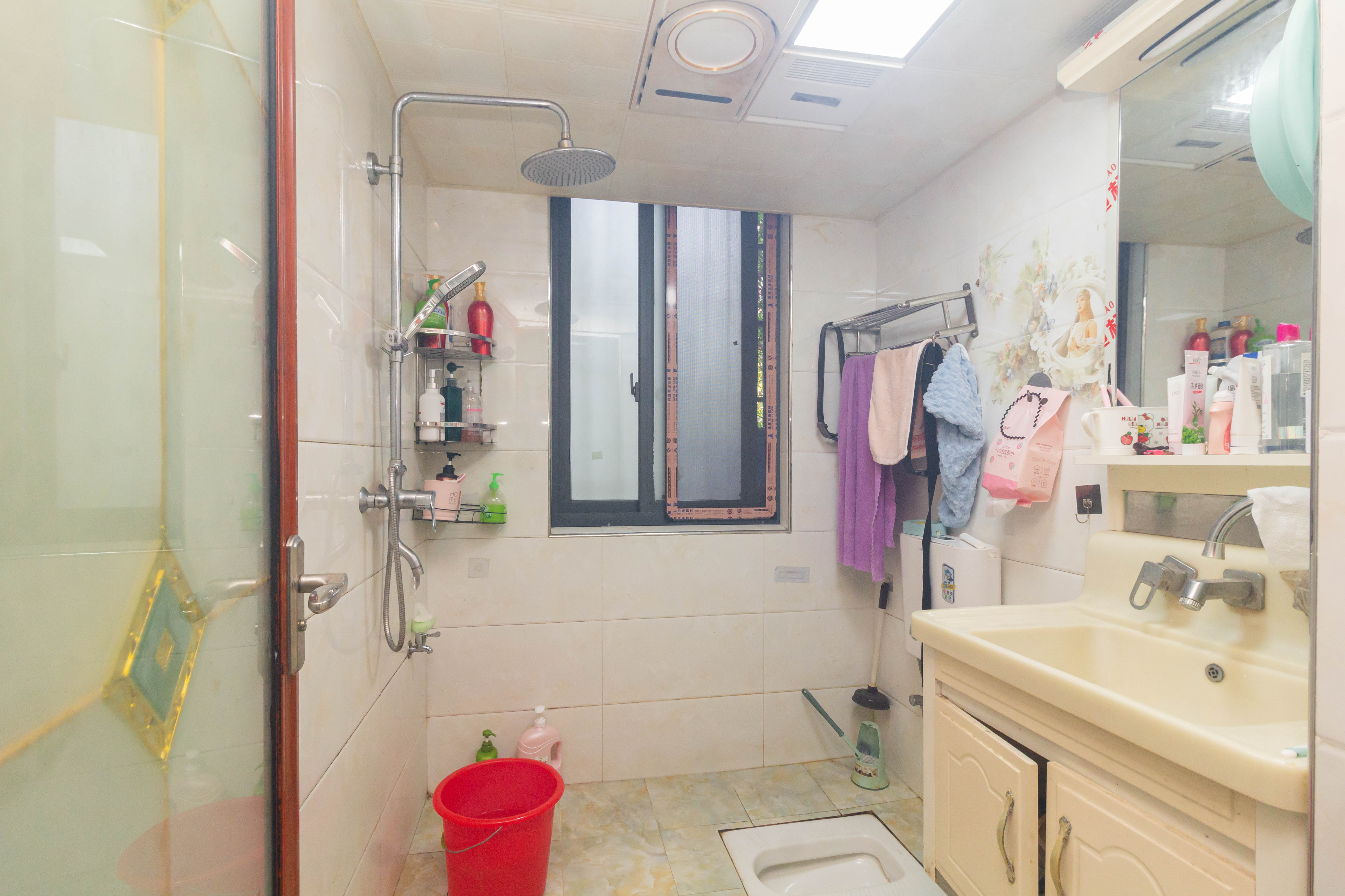 海德公园  3室2厅1卫    51.8万卫生间