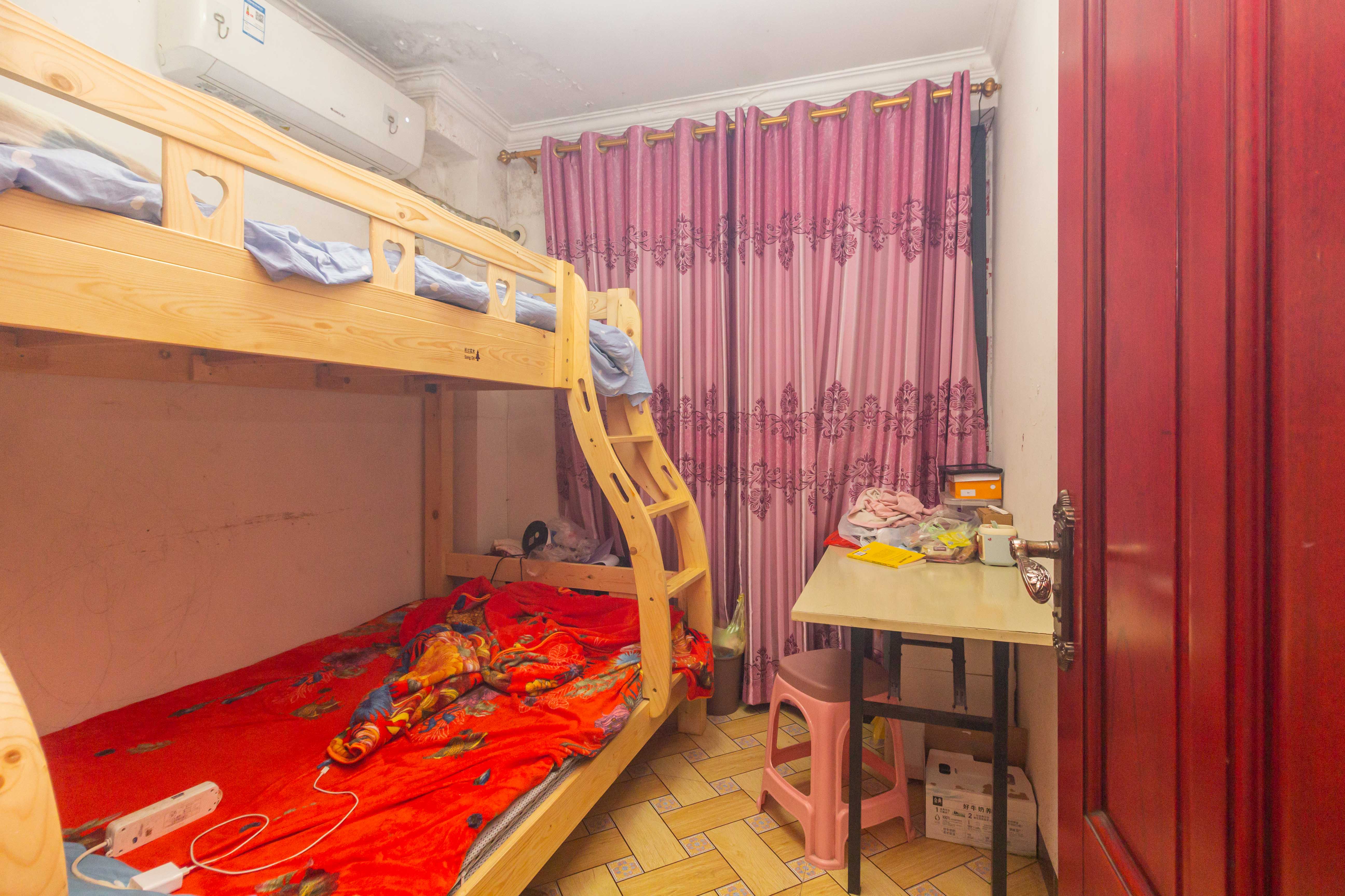 海德公园  3室2厅1卫    51.8万卧室