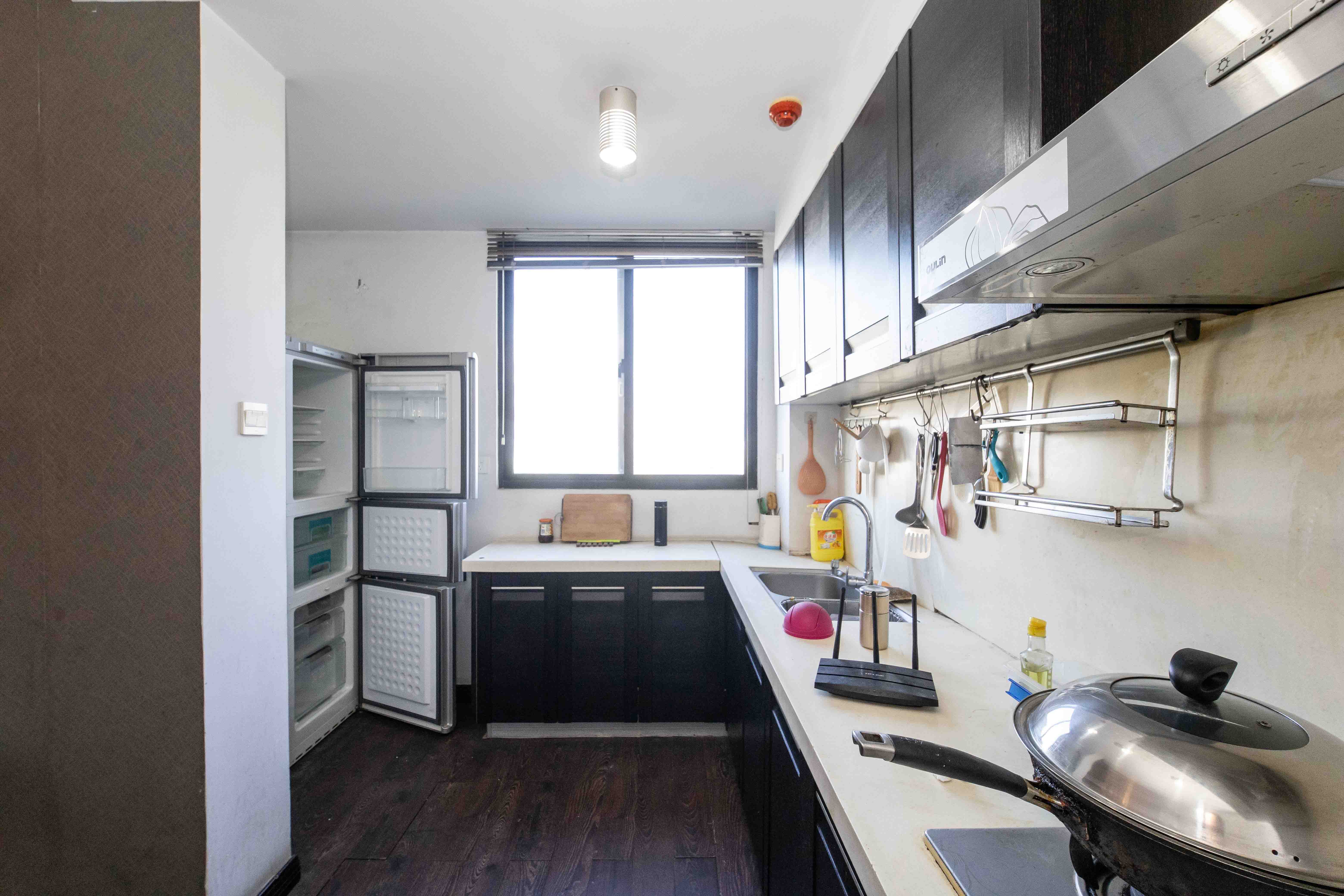 西街花园  4室2厅2卫    268.0万厨房