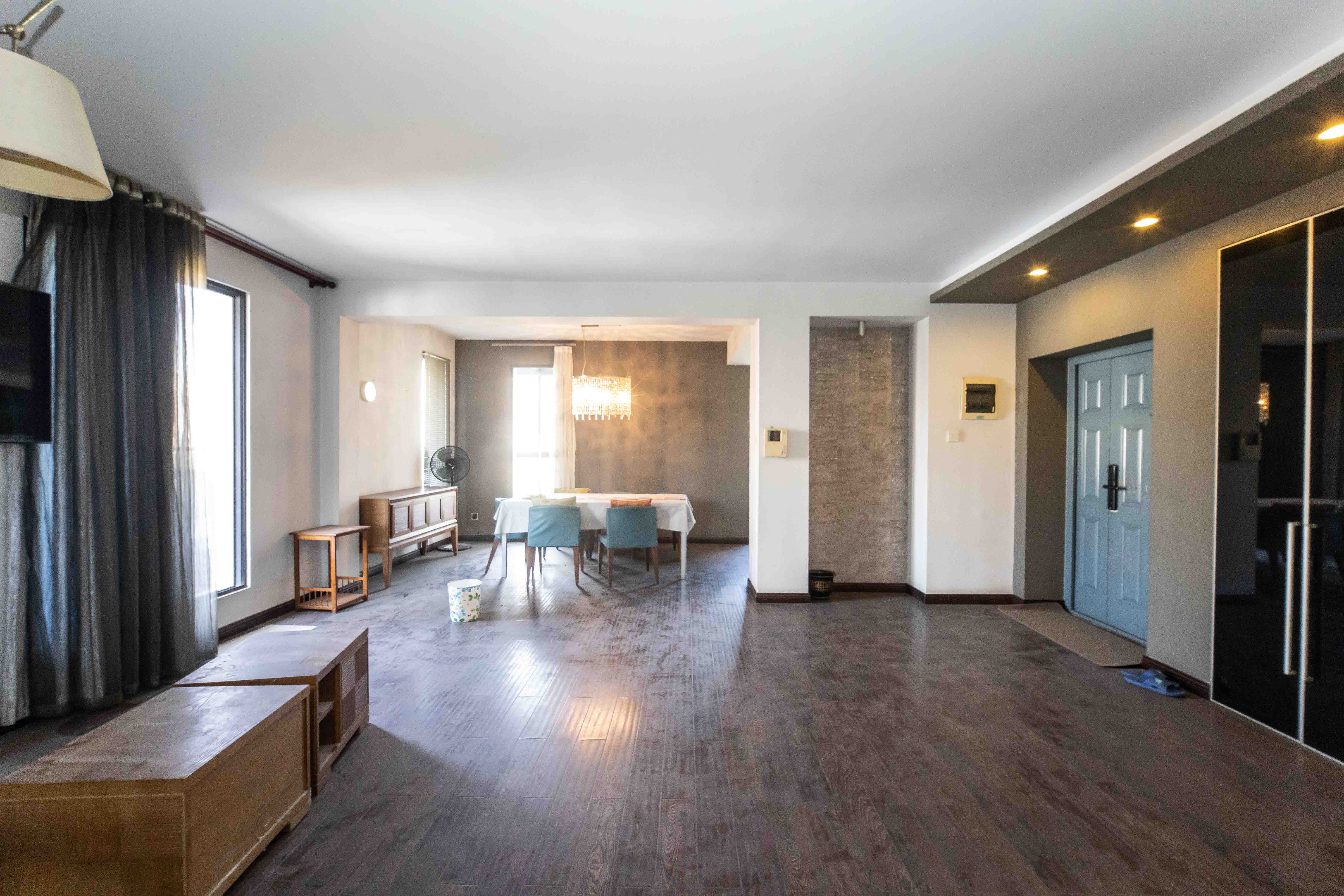 西街花园  4室2厅2卫    268.0万客厅