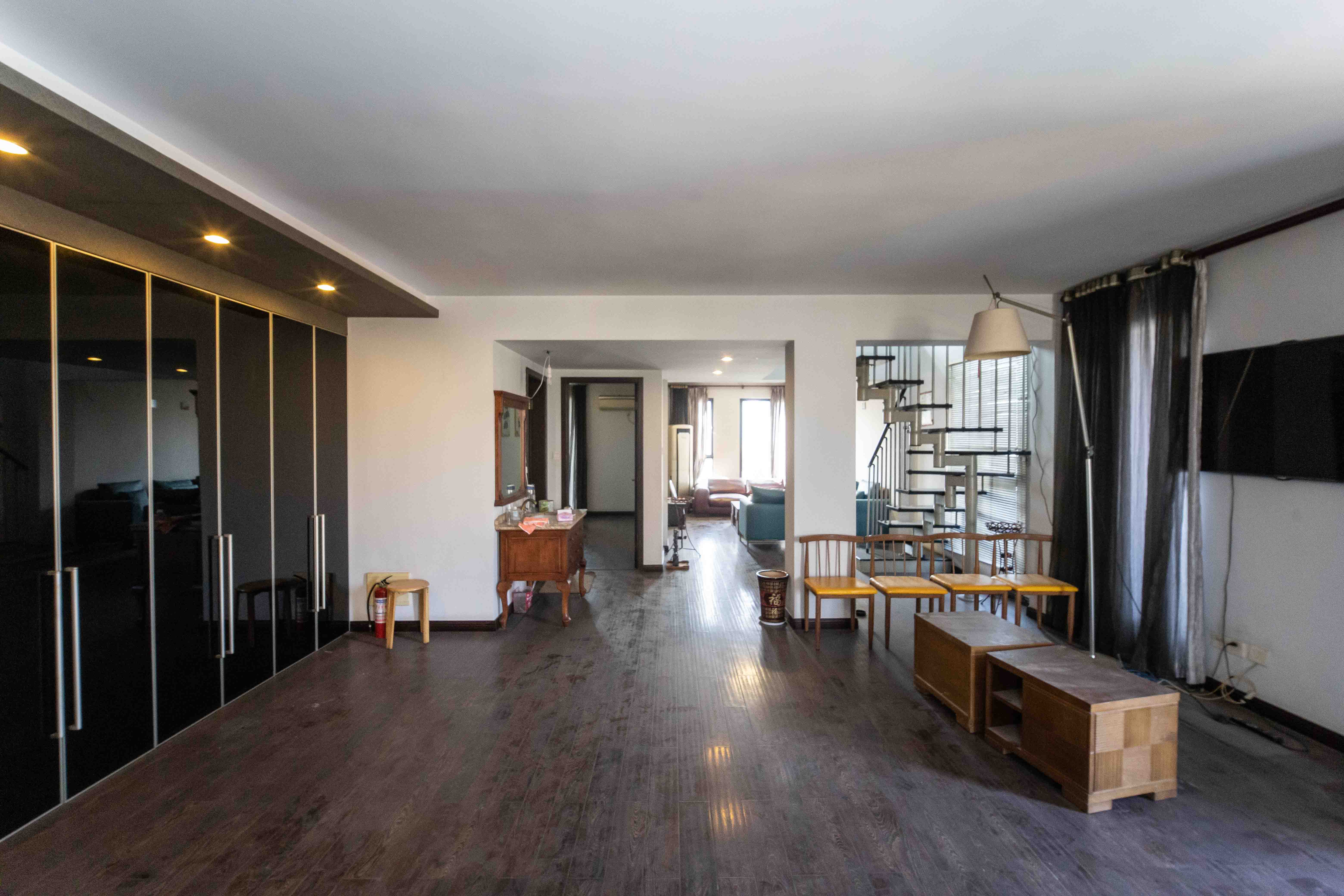 西街花园  4室2厅2卫    268.0万客厅