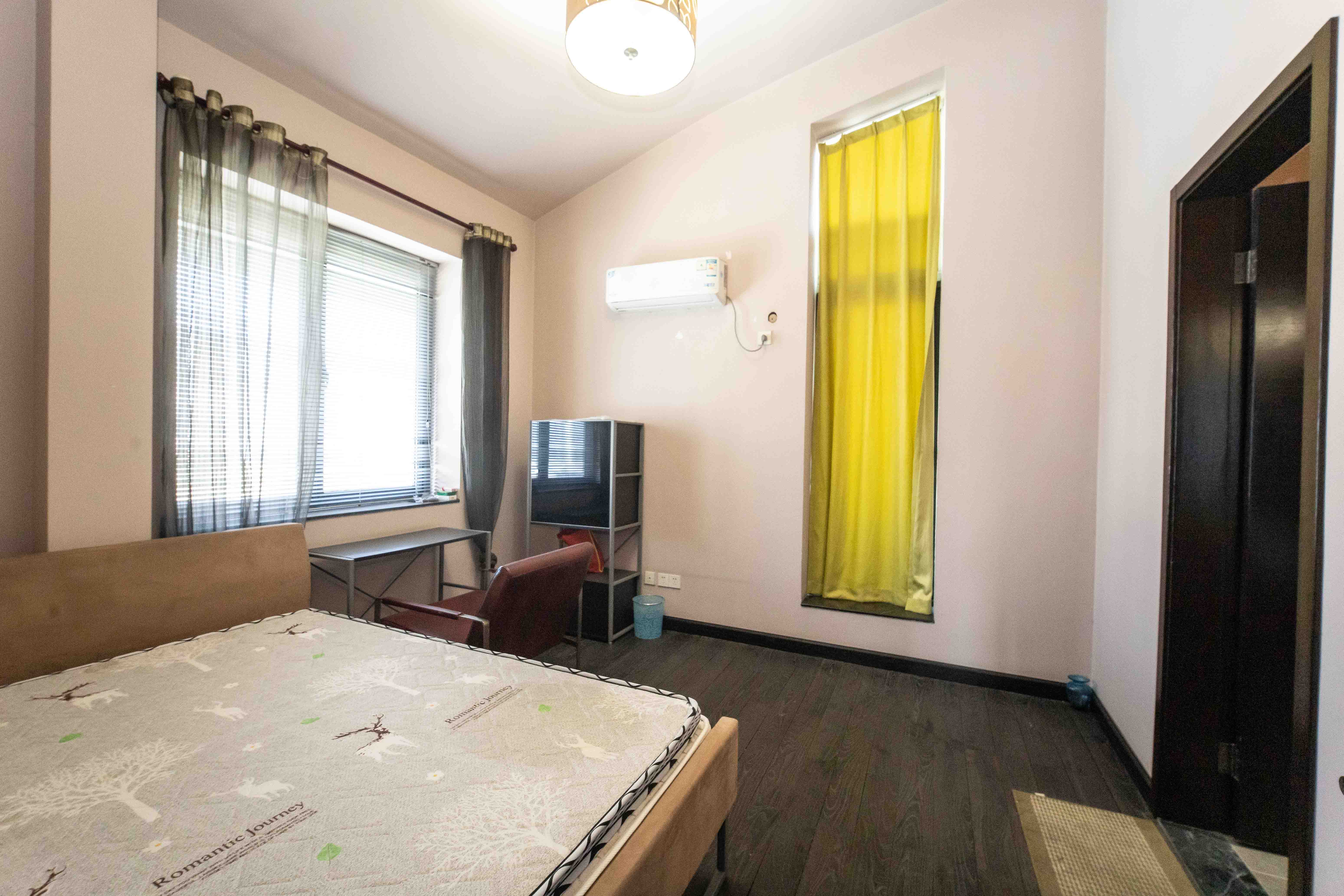 西街花园  4室2厅2卫    268.0万卧室