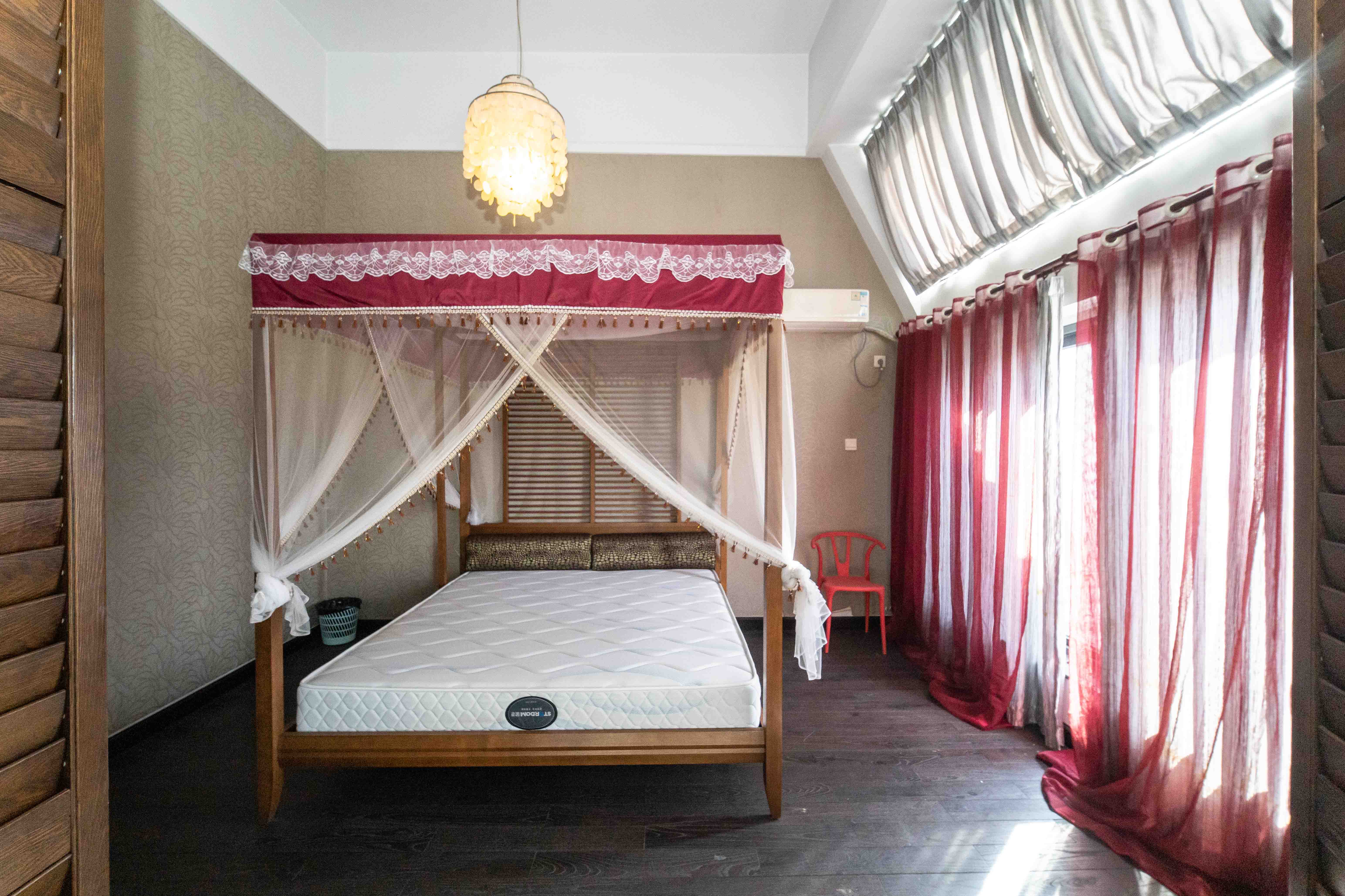 西街花园  4室2厅2卫    268.0万卧室