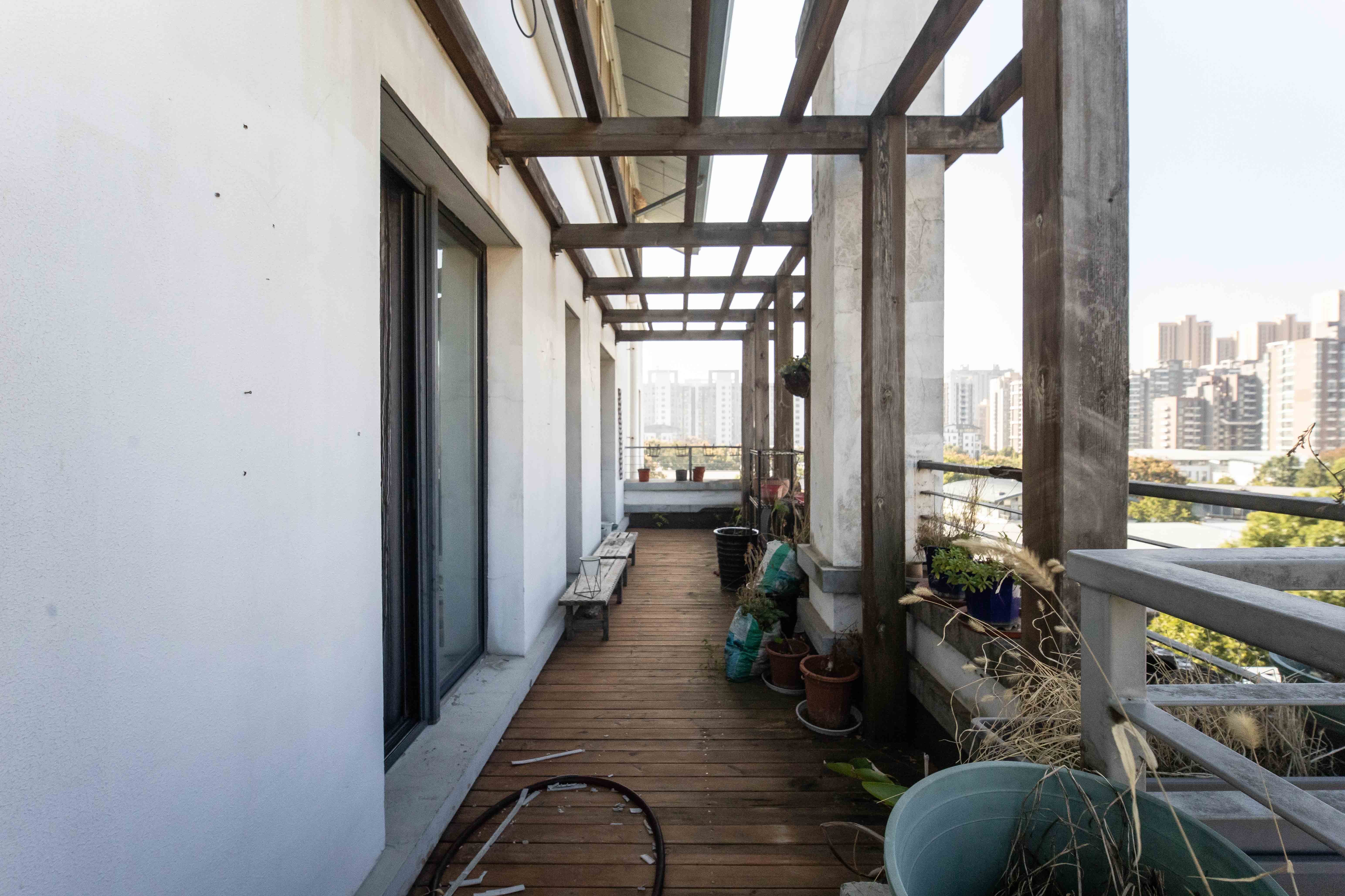 西街花园  4室2厅2卫    268.0万阳台