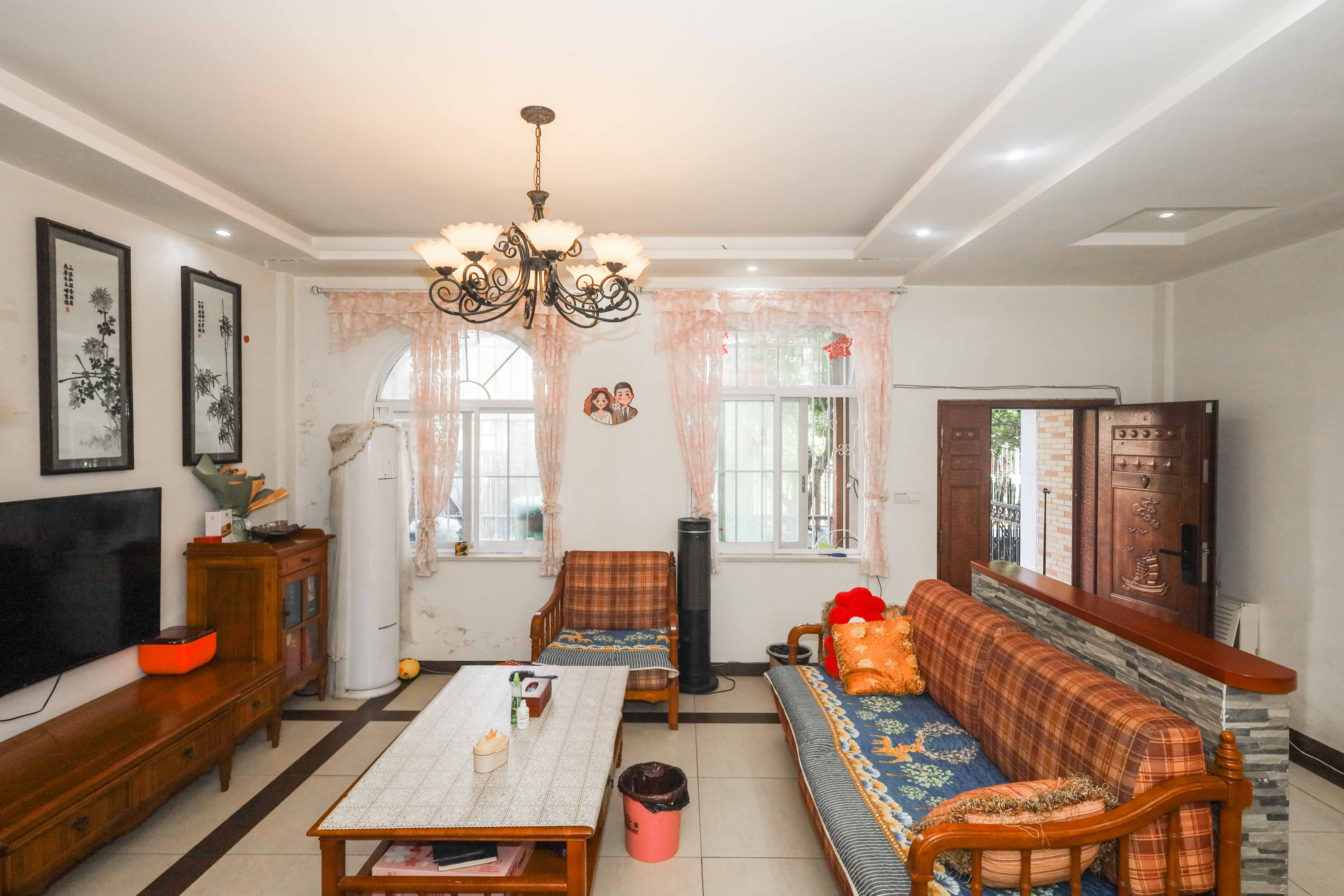 山水英伦  5室2厅5卫    300.0万 山水英伦  5室2厅5卫    300.0万客厅