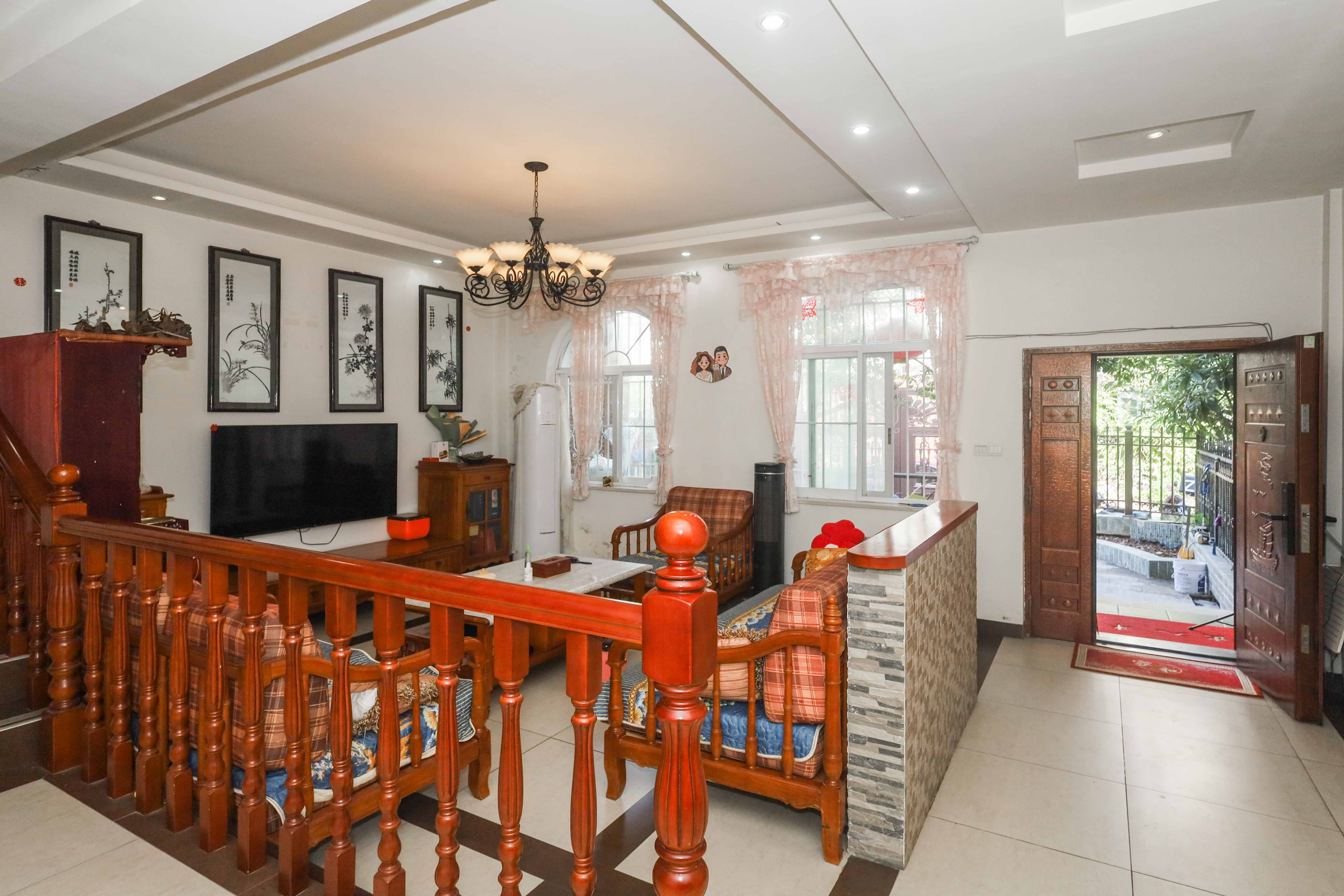 山水英伦  5室2厅5卫    300.0万 山水英伦  5室2厅5卫    300.0万客厅