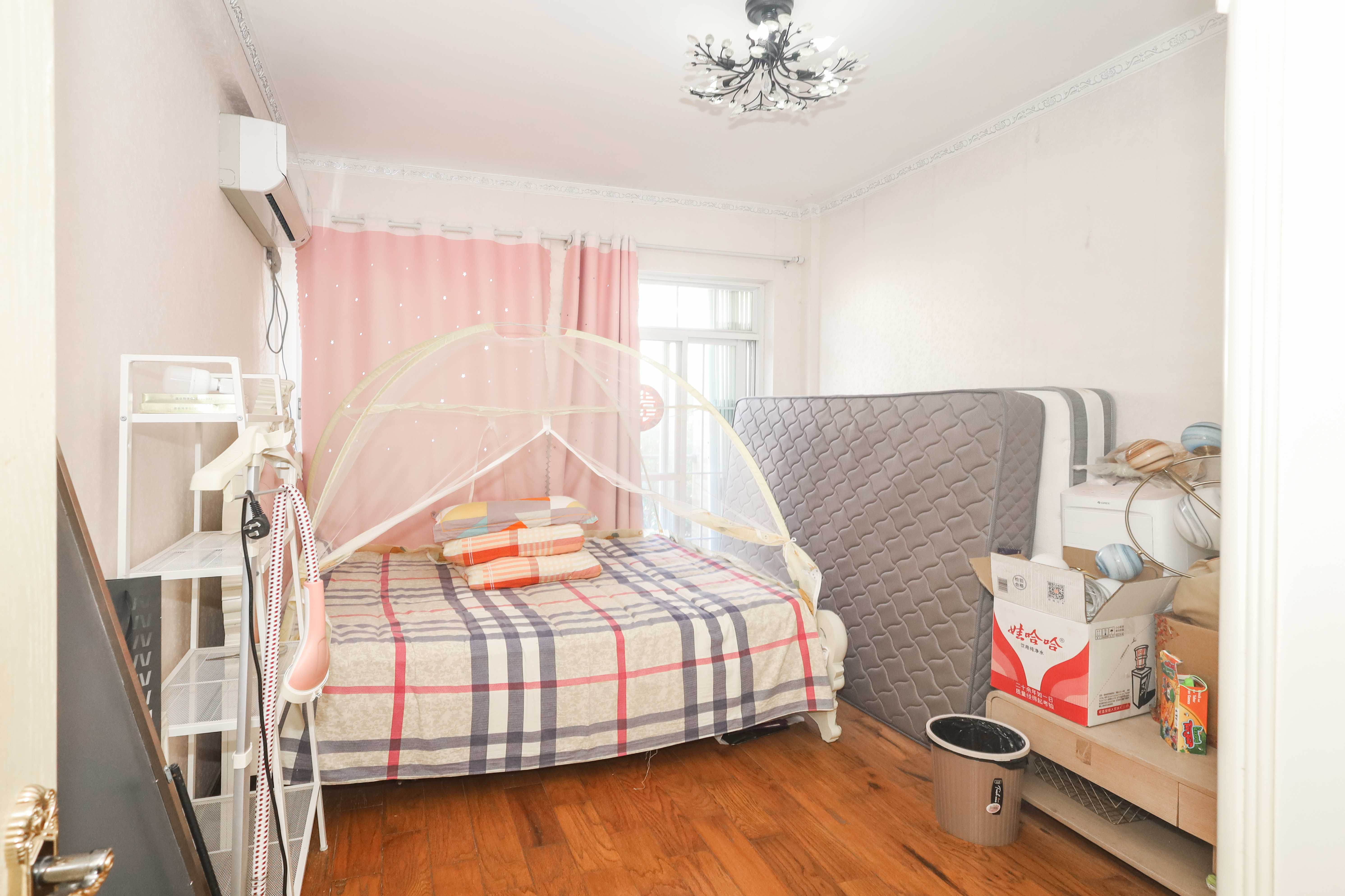 山水英伦  5室2厅5卫    300.0万 山水英伦  5室2厅5卫    300.0万卧室