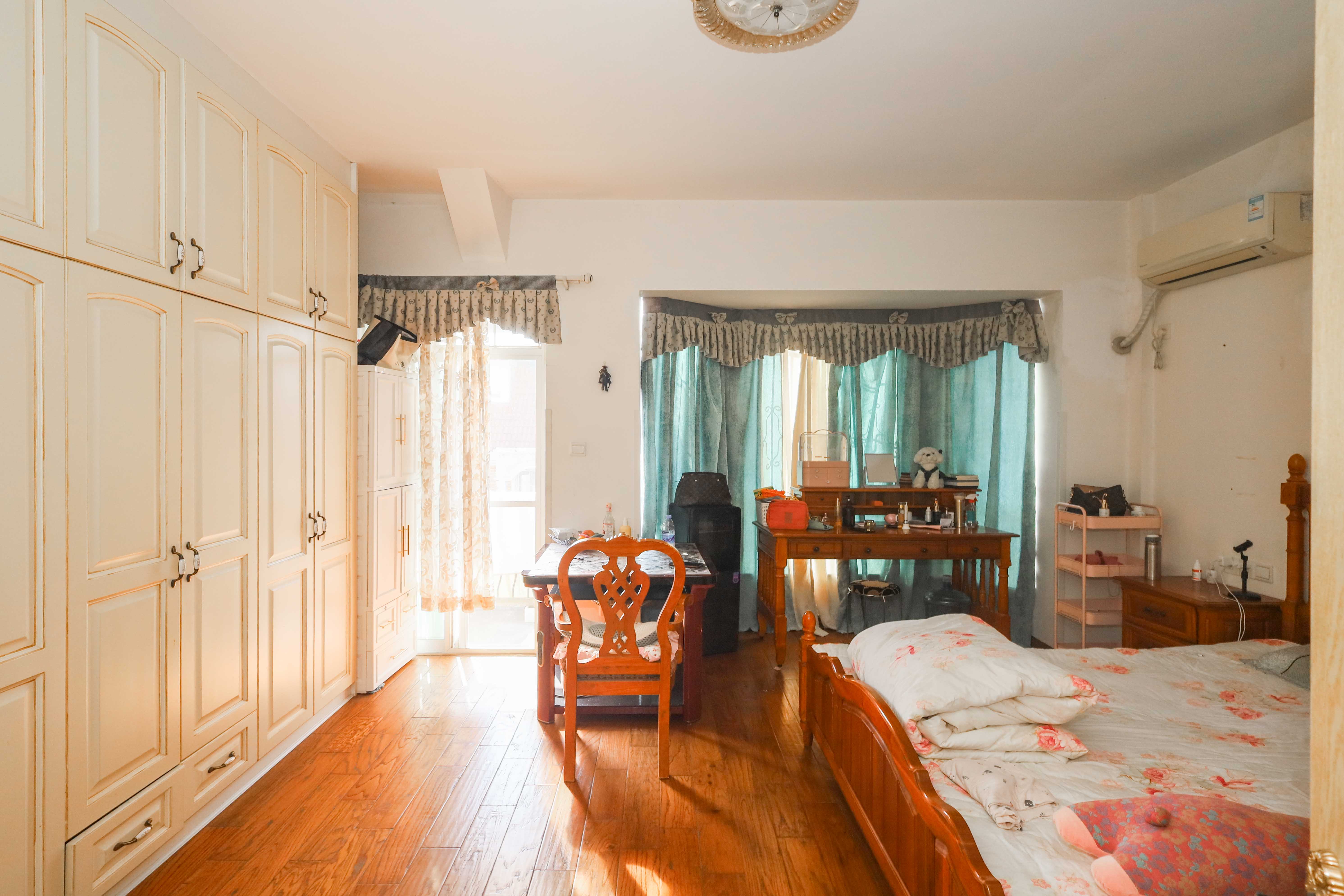 山水英伦  5室2厅5卫    300.0万 山水英伦  5室2厅5卫    300.0万卧室