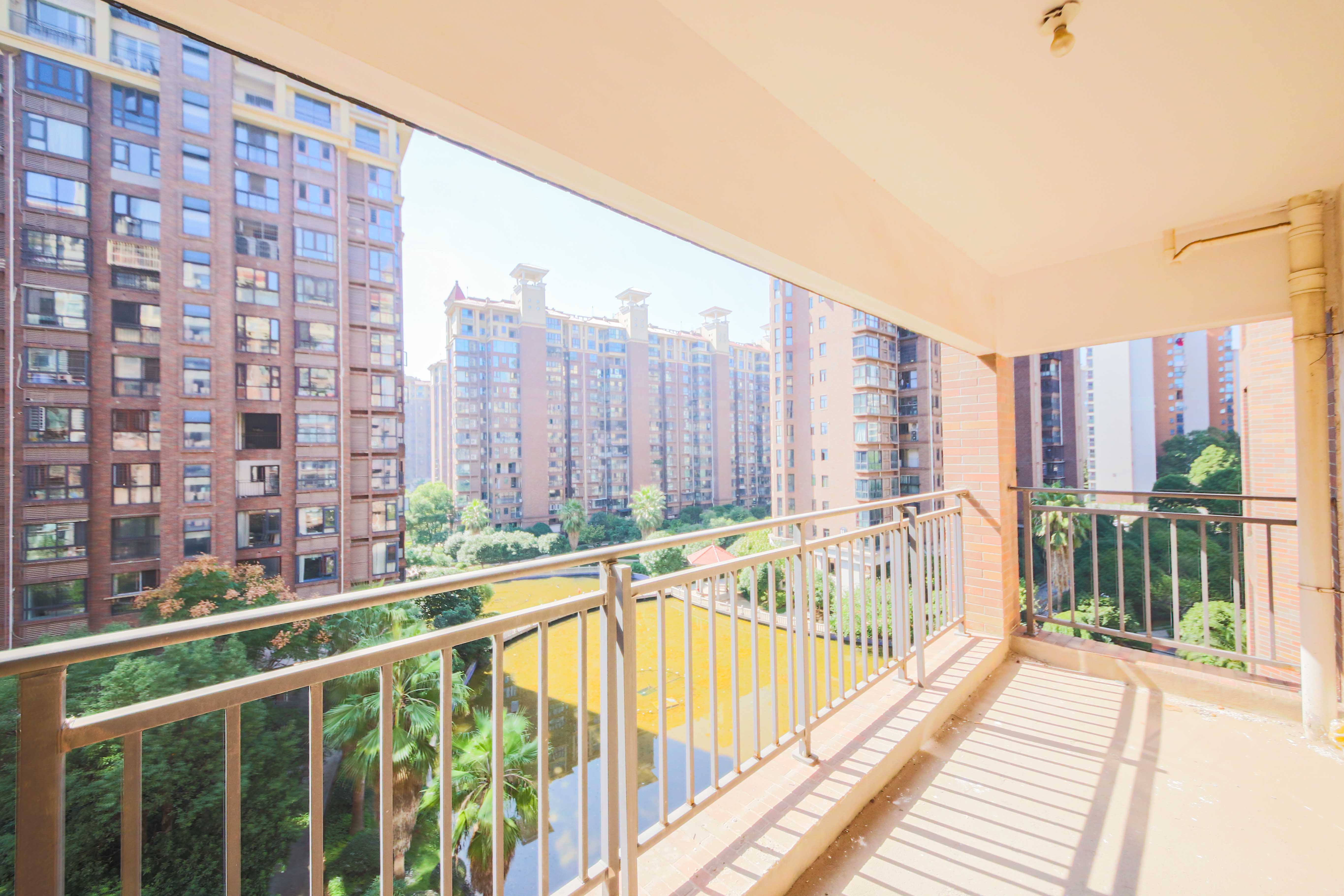 夏威夷碧水春城（碧桂园城市花园）  5室2厅3卫   255.00万阳台