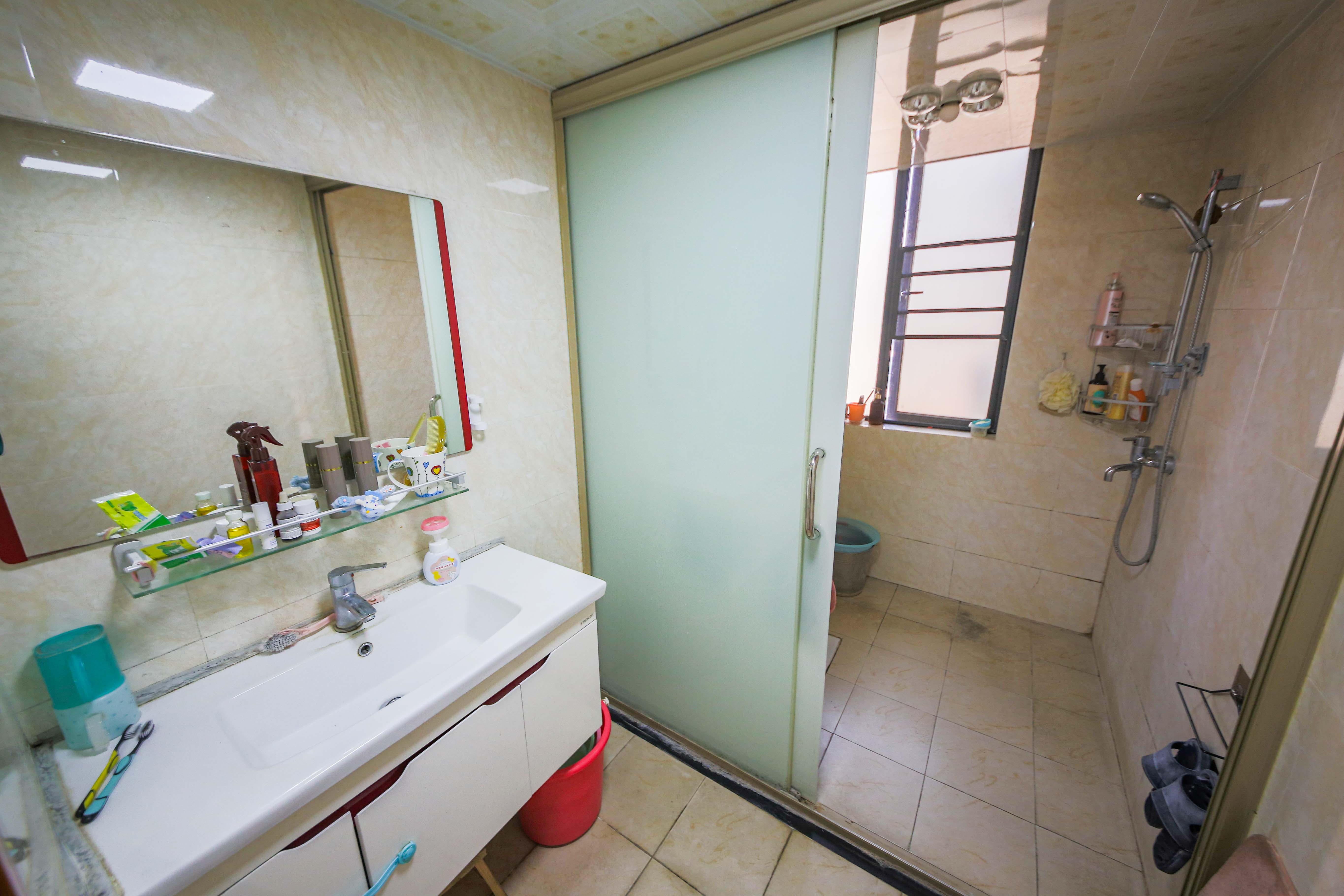 中南红领邦(红星嘉和苑)  3室2厅2卫    108.0万 中南红领邦(红星嘉和苑)  3室2厅2卫    108.0万卫生间