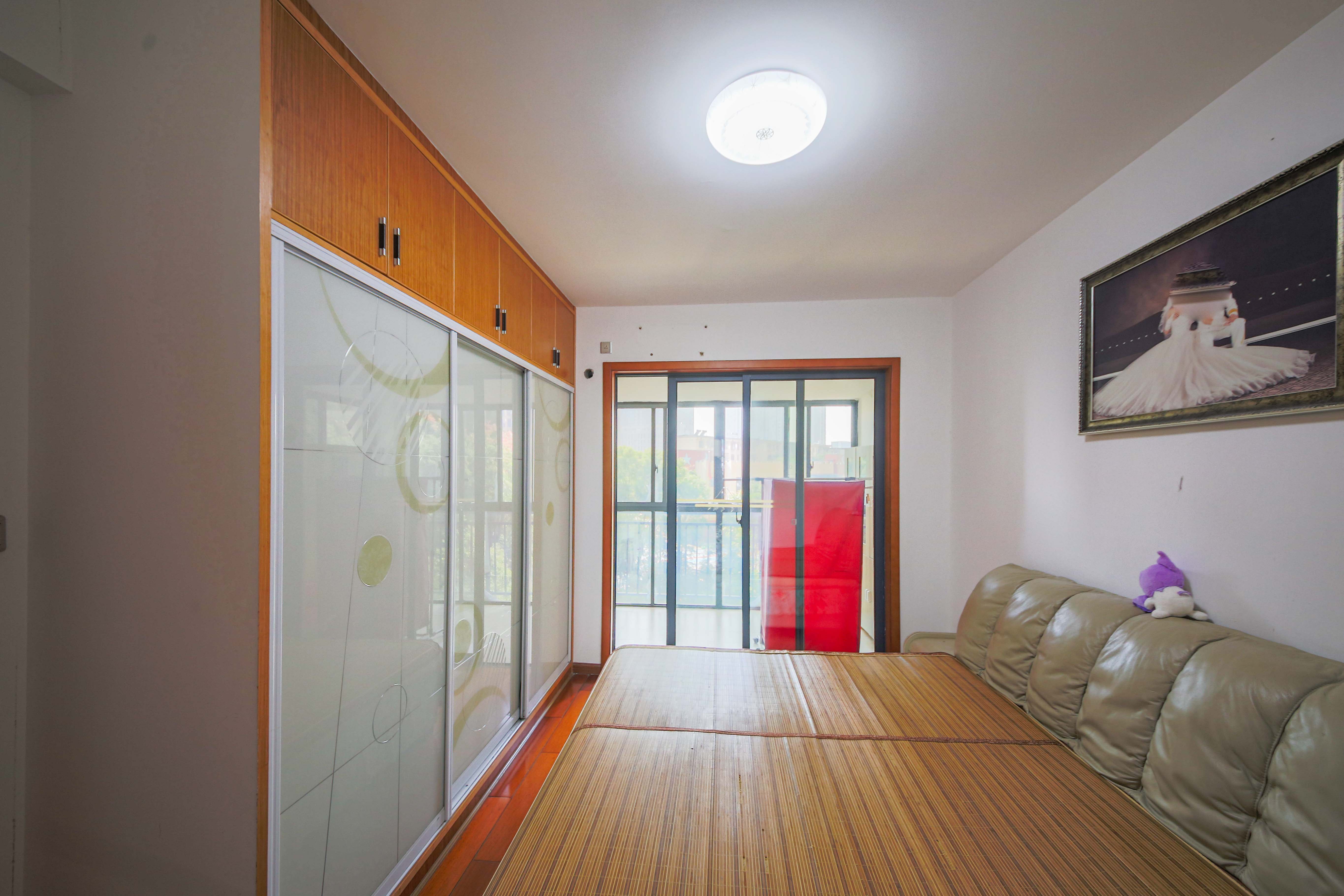 中南红领邦(红星嘉和苑)  3室2厅2卫    108.0万 中南红领邦(红星嘉和苑)  3室2厅2卫    108.0万卧室