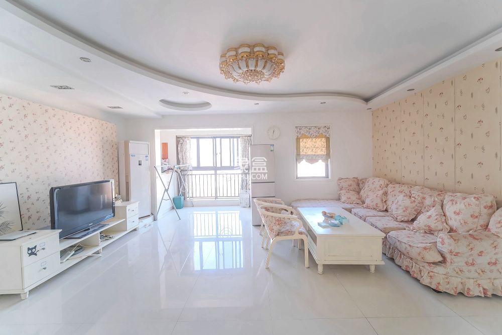 三一街区  3室2厅1卫    74.0万