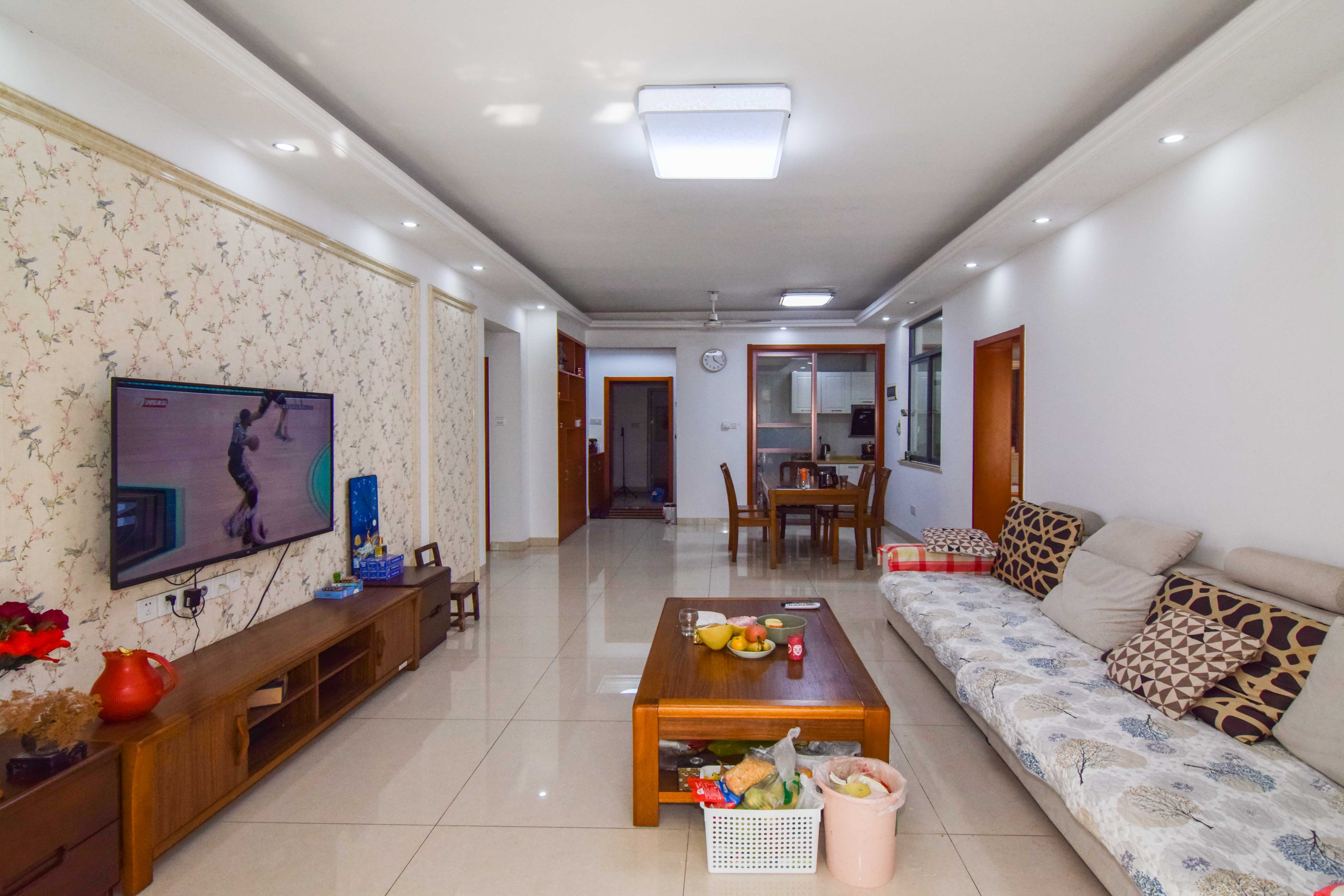 联诚国际城  3室2厅2卫    75.0万 联诚国际城  3室2厅2卫    75.0万客厅