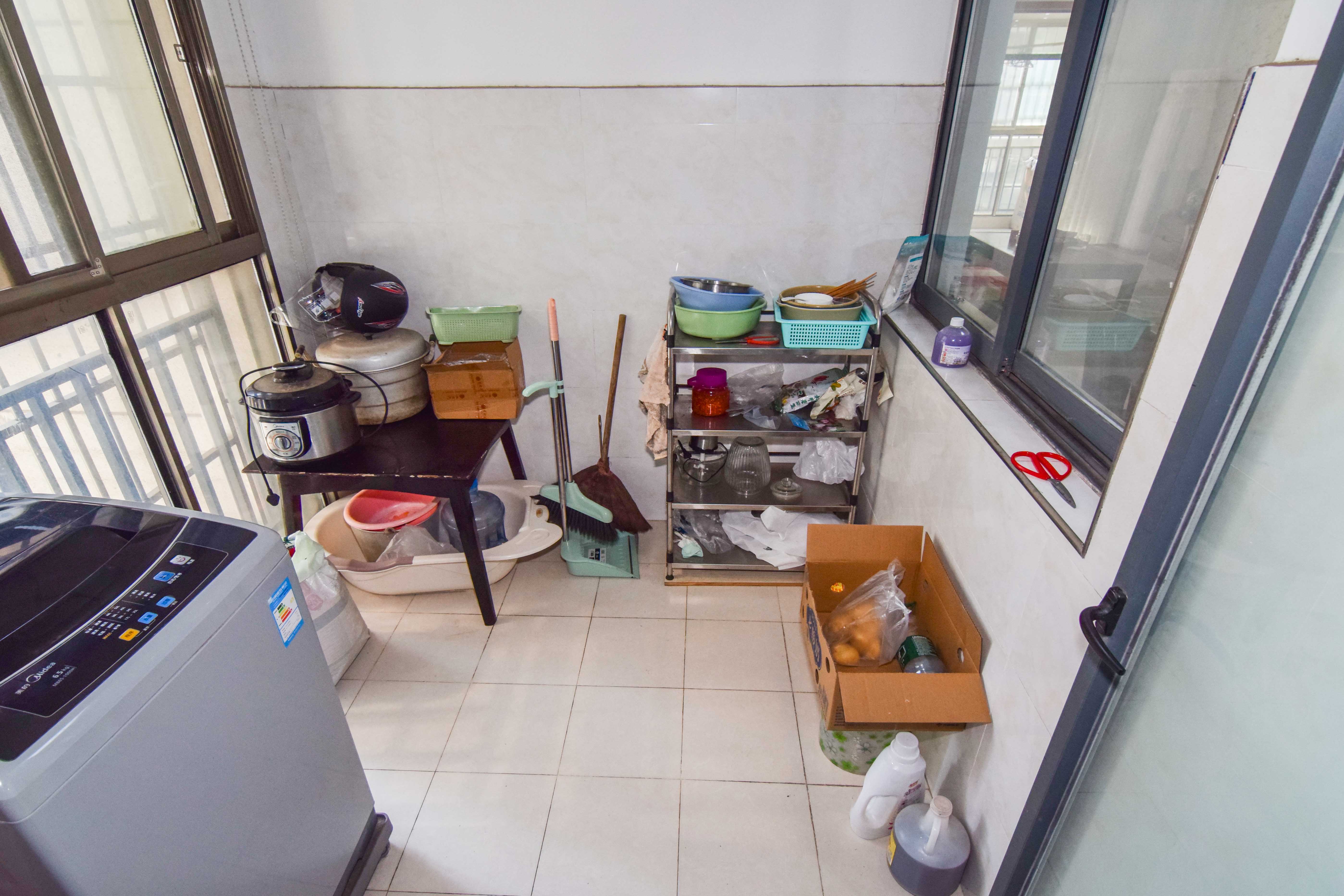 联诚国际城  3室2厅2卫    75.0万 联诚国际城  3室2厅2卫    75.0万阳台