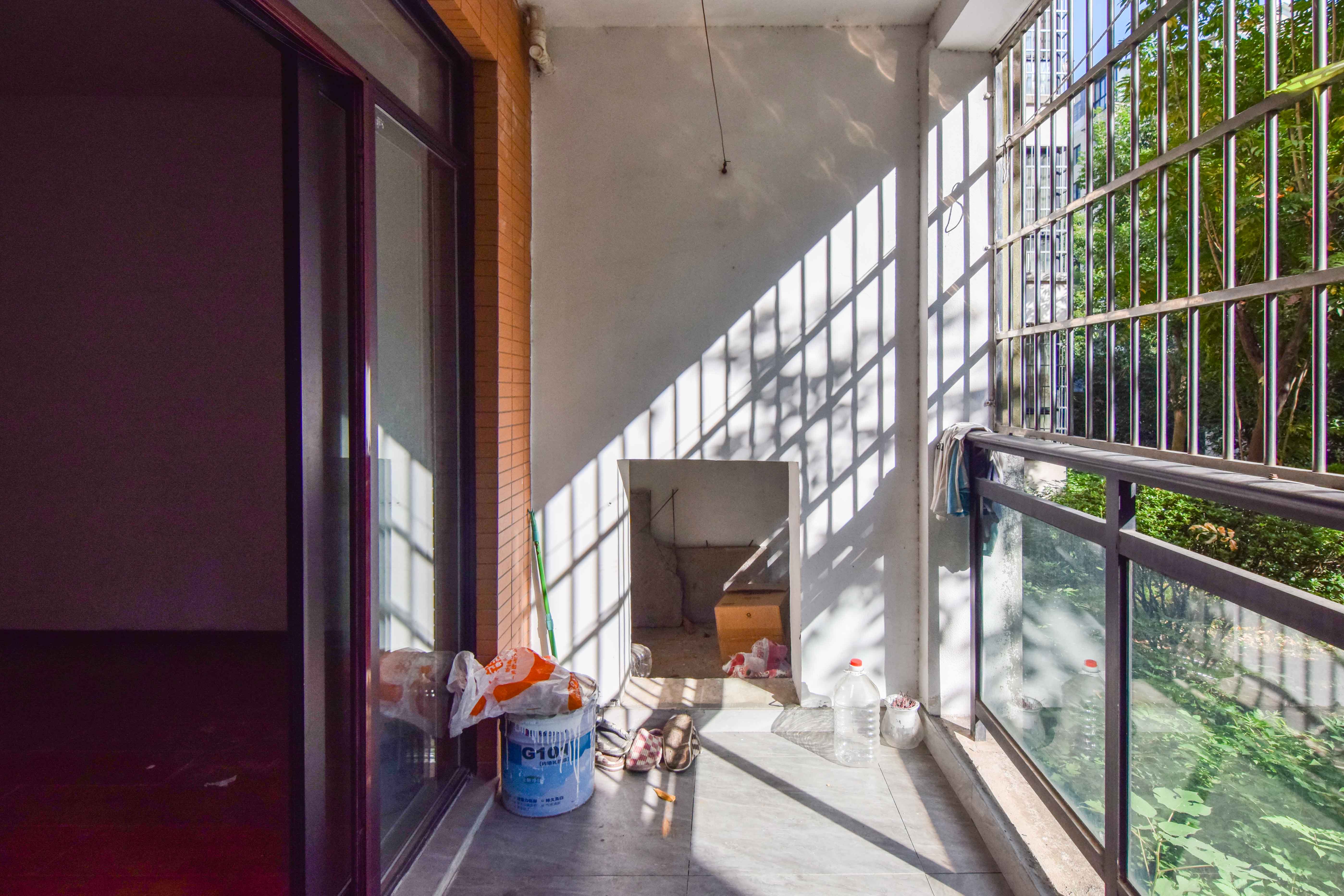 丽景华庭  2室2厅1卫   36.00万阳台