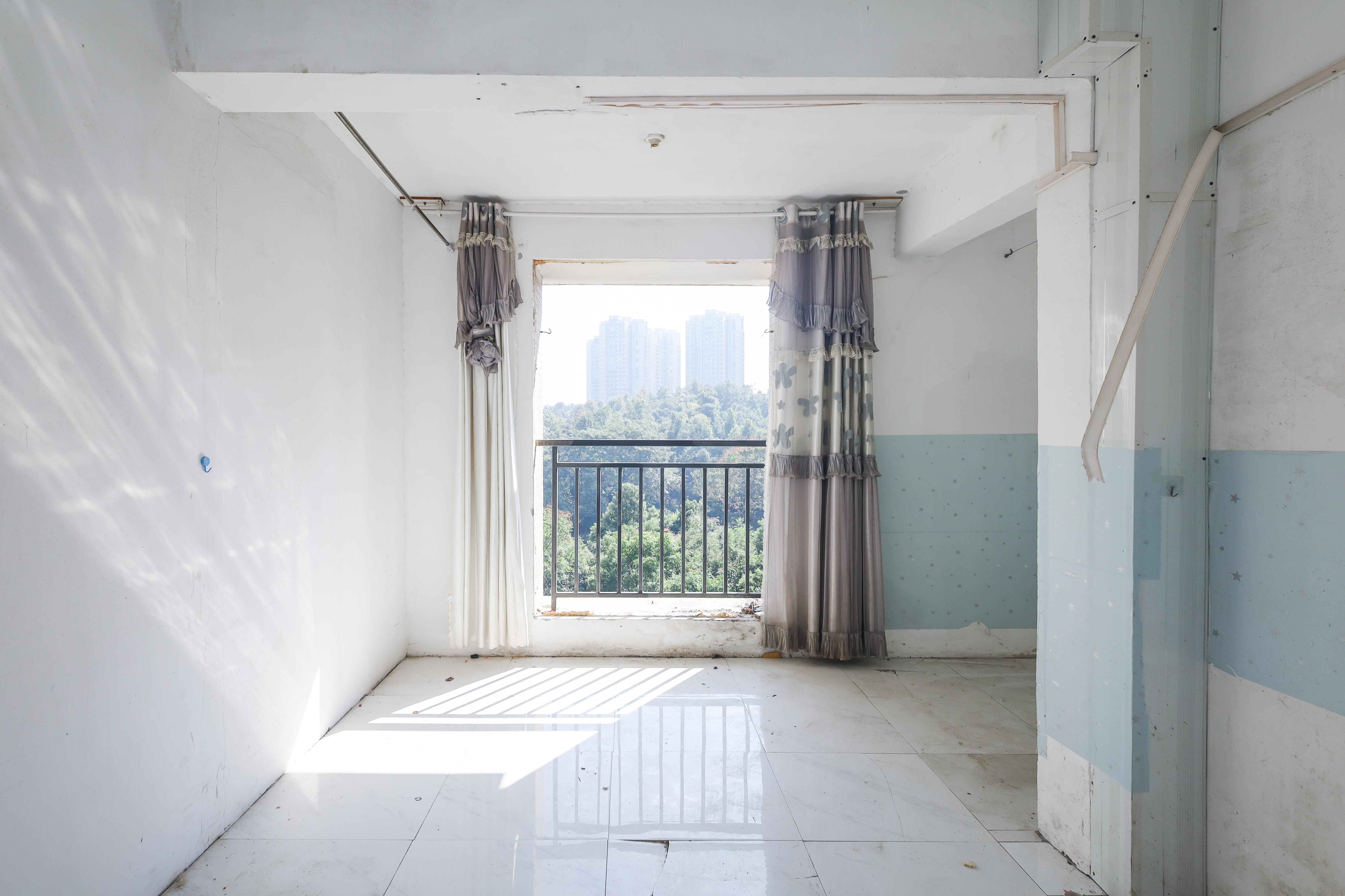 保利麓谷林语C区 4室2厅2卫 118.0万 保利麓谷林语C区 4室2厅2卫 118.0万卧室