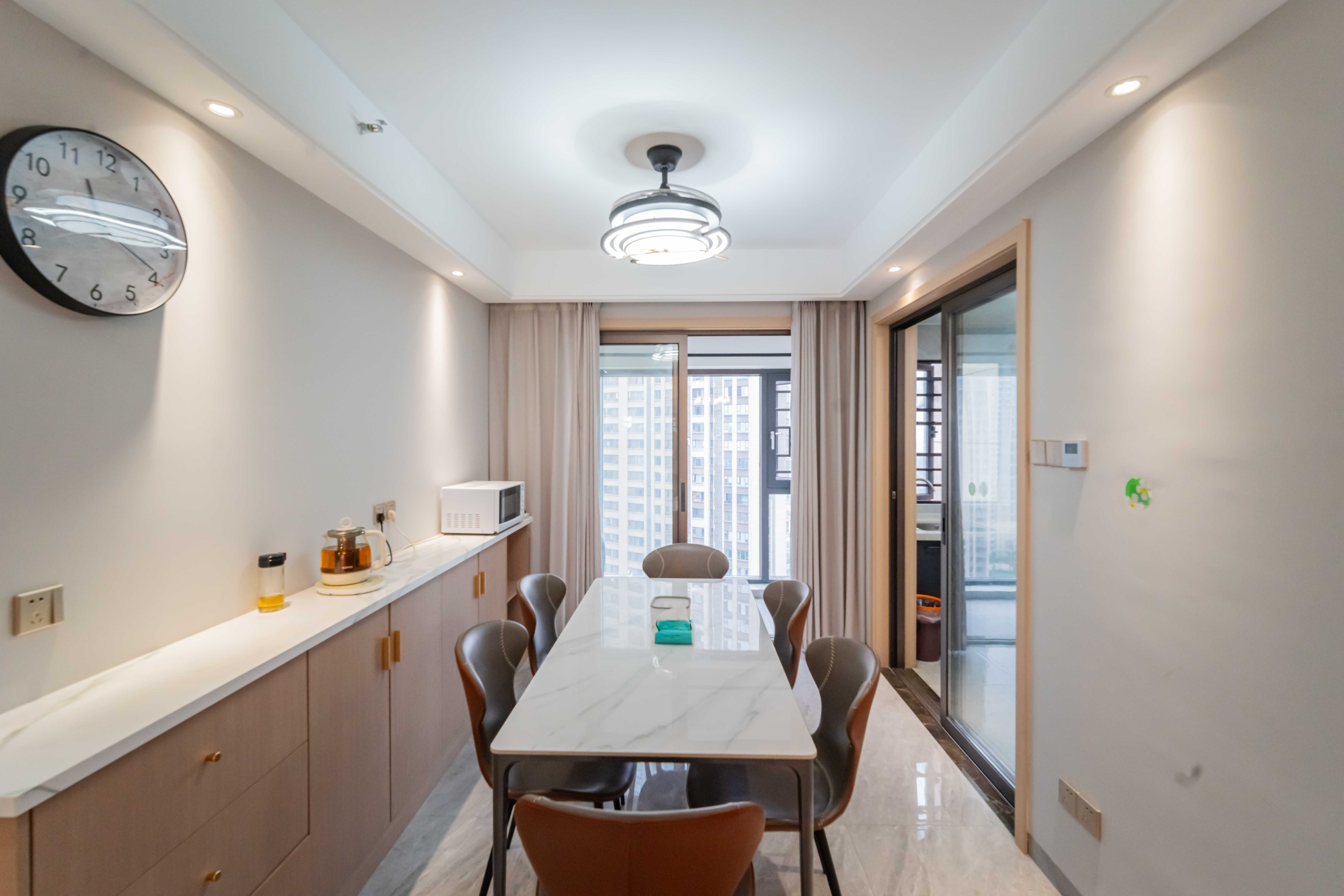 阳光城尚东湾愉景苑  4室2厅2卫    169.0万客厅