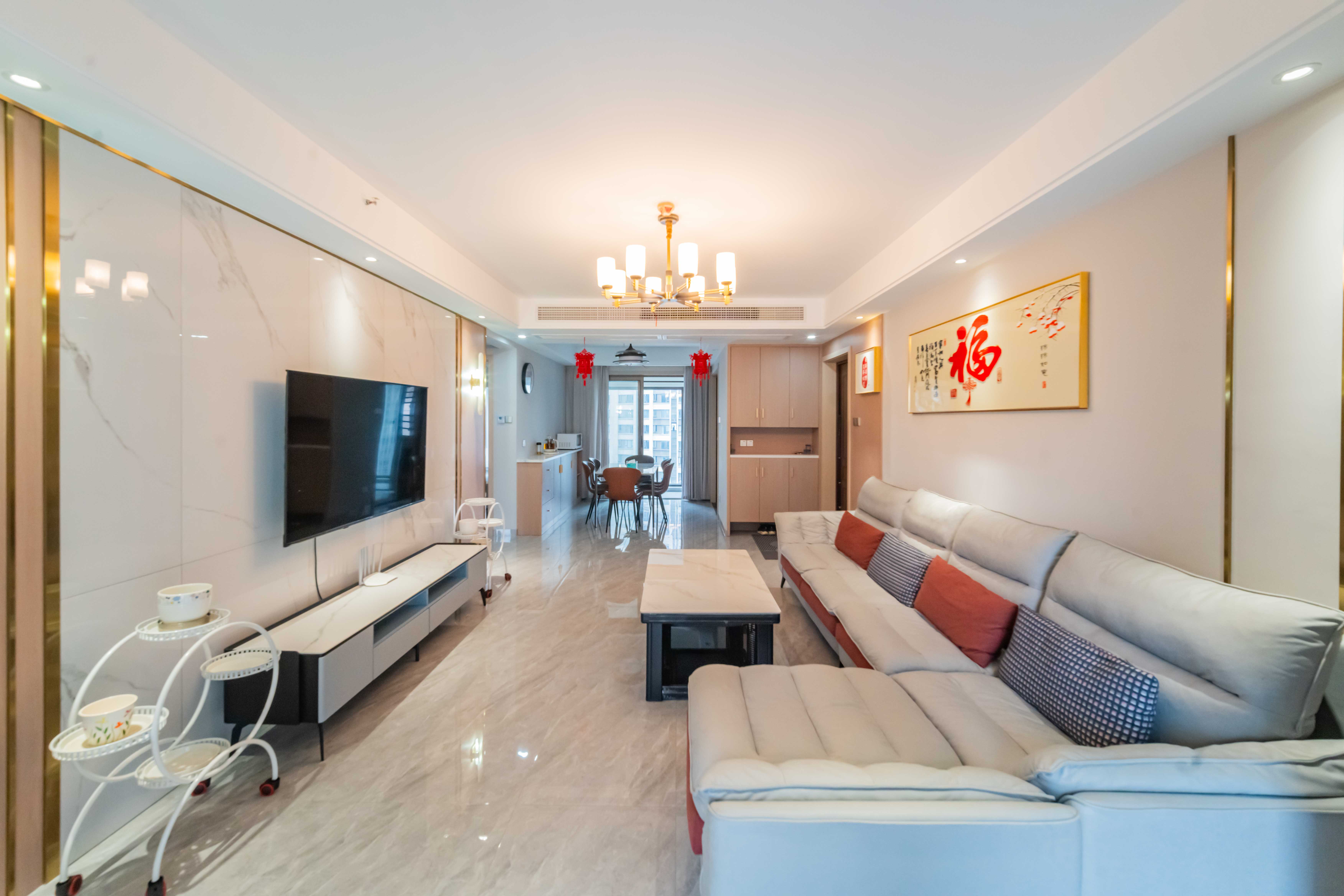 阳光城尚东湾愉景苑  4室2厅2卫    169.0万客厅