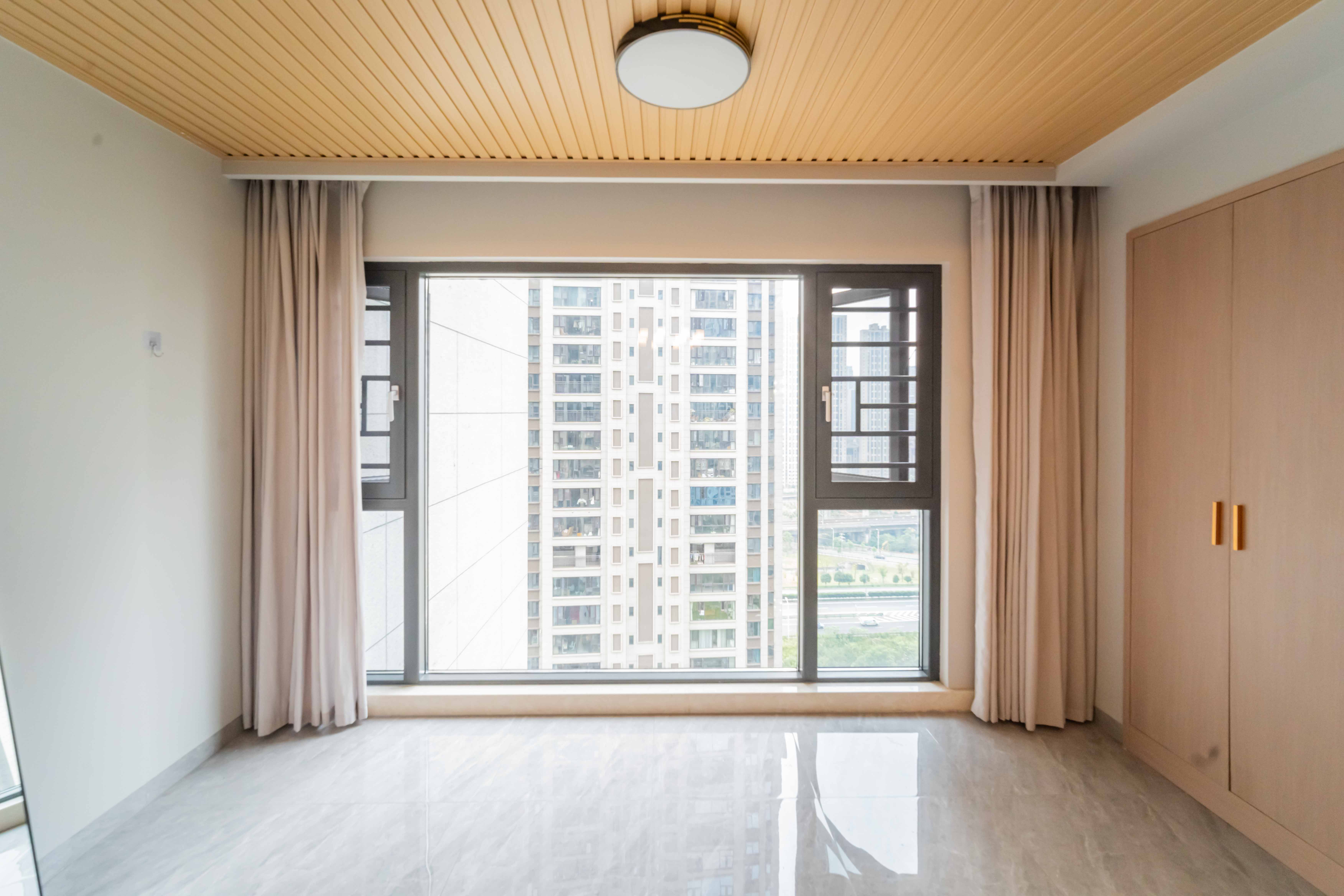 阳光城尚东湾愉景苑  4室2厅2卫    169.0万阳台