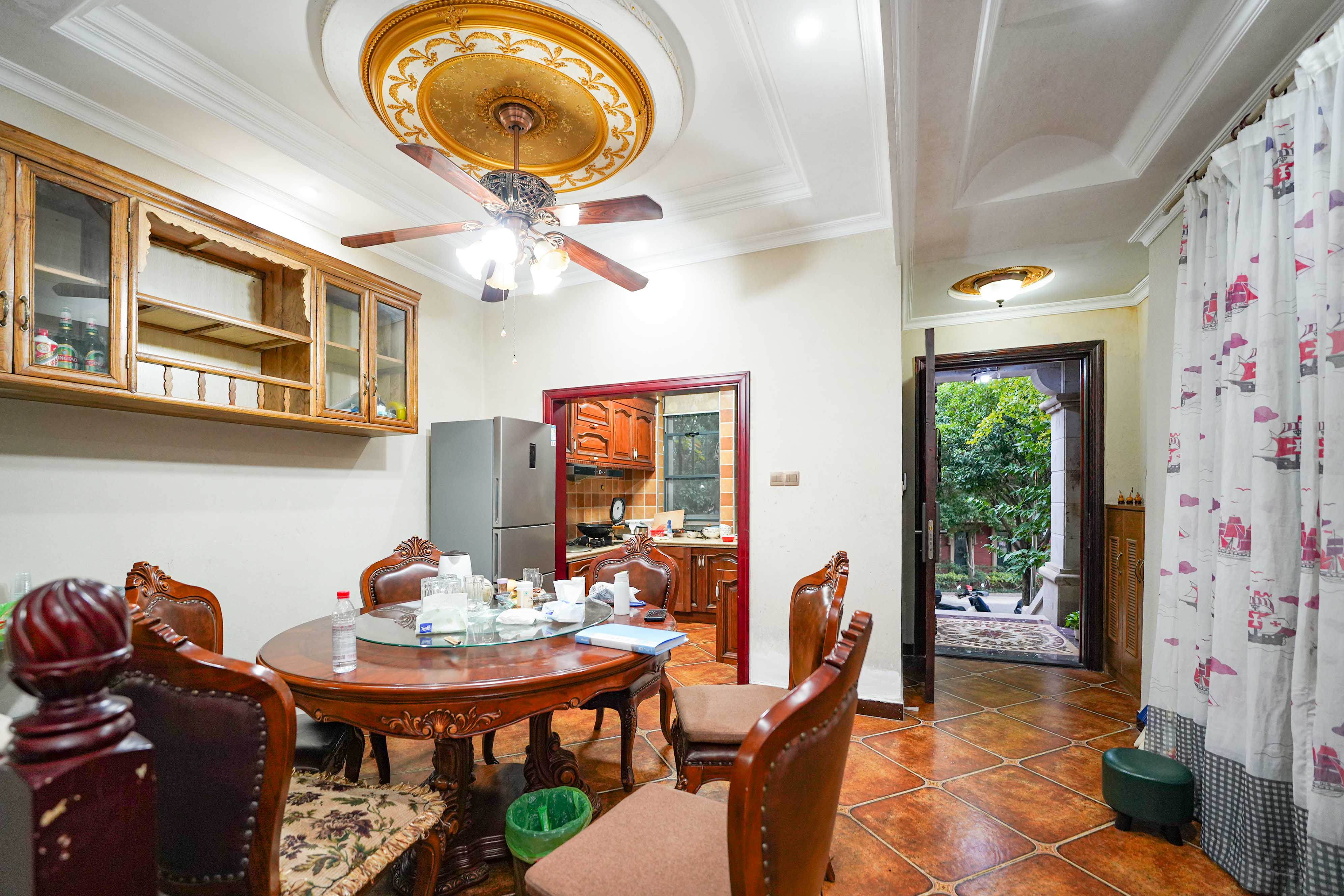 格兰小镇  5室2厅3卫    368.0万 格兰小镇  5室2厅3卫    368.0万客厅