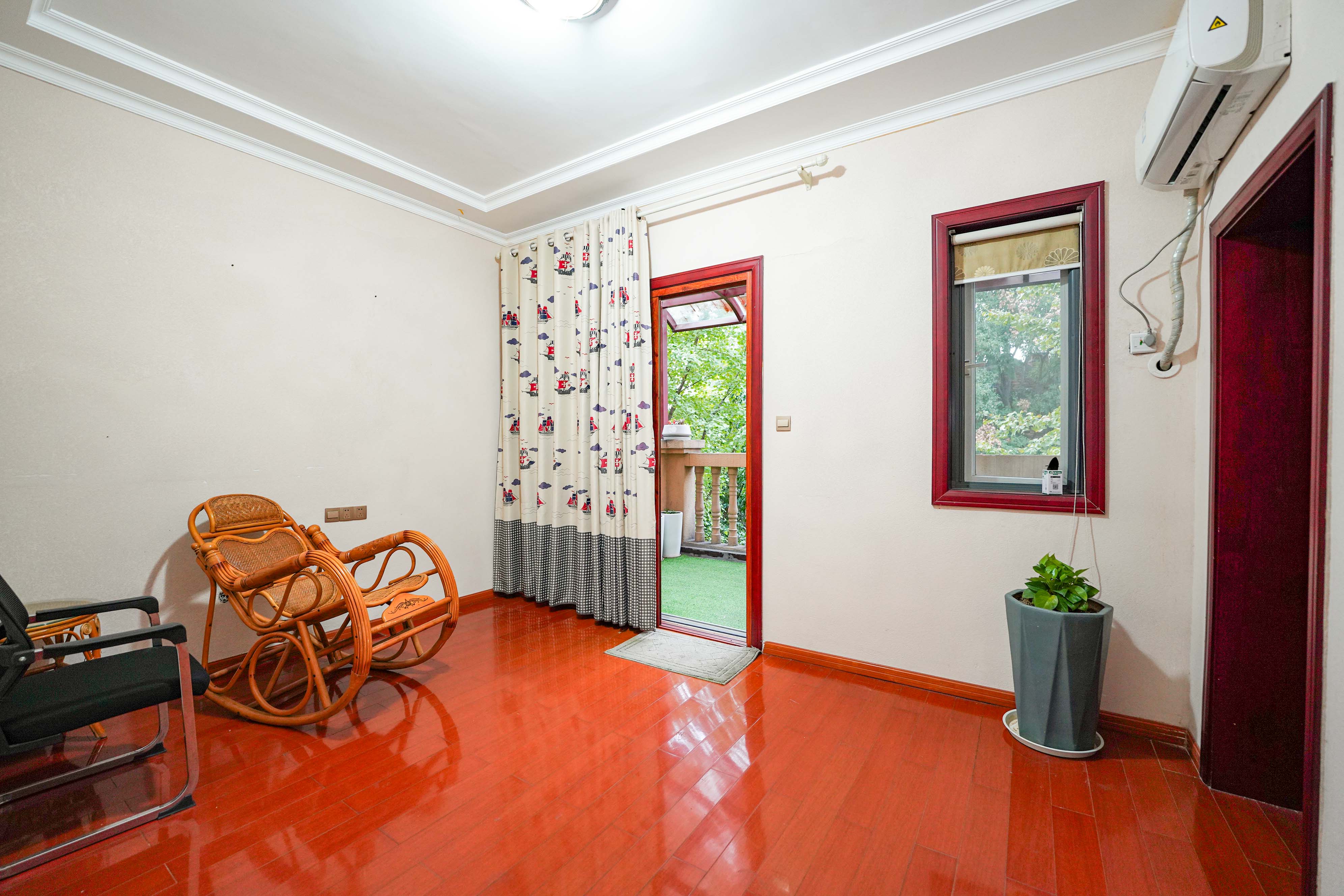 格兰小镇  5室2厅3卫    368.0万 格兰小镇  5室2厅3卫    368.0万卧室