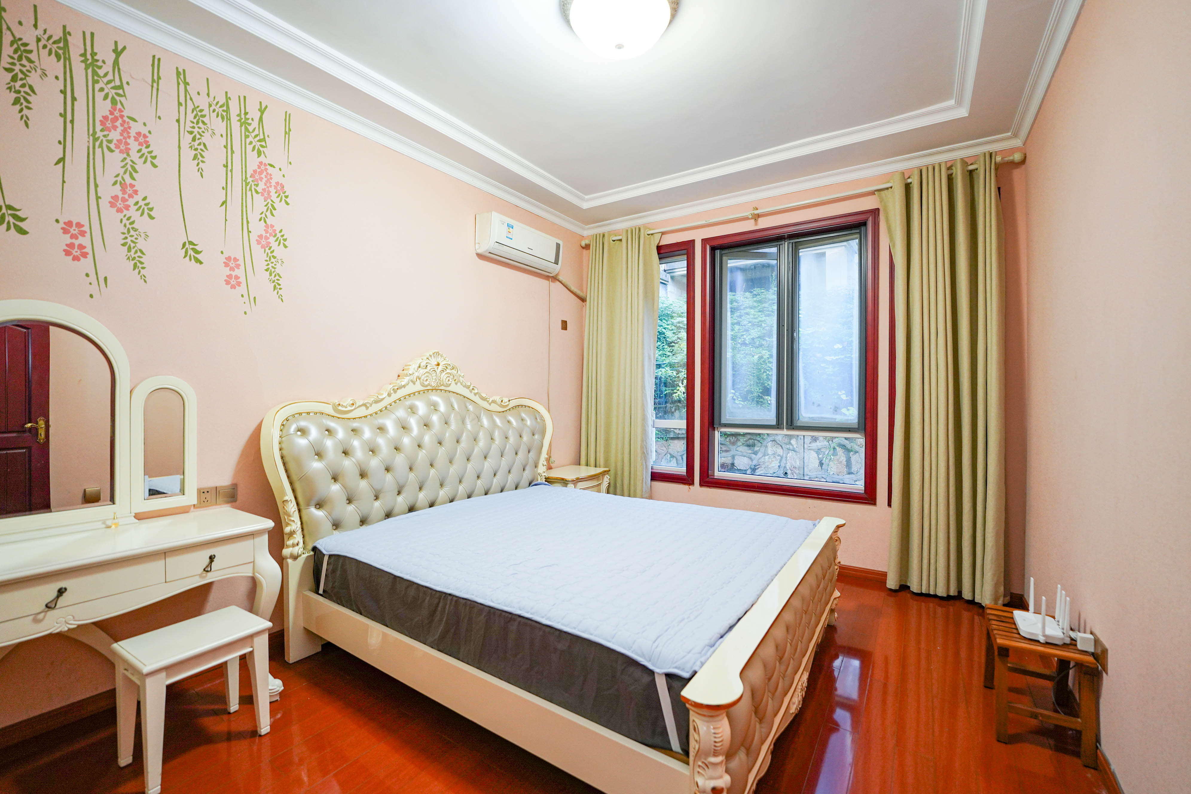 格兰小镇  5室2厅3卫    368.0万 格兰小镇  5室2厅3卫    368.0万卧室