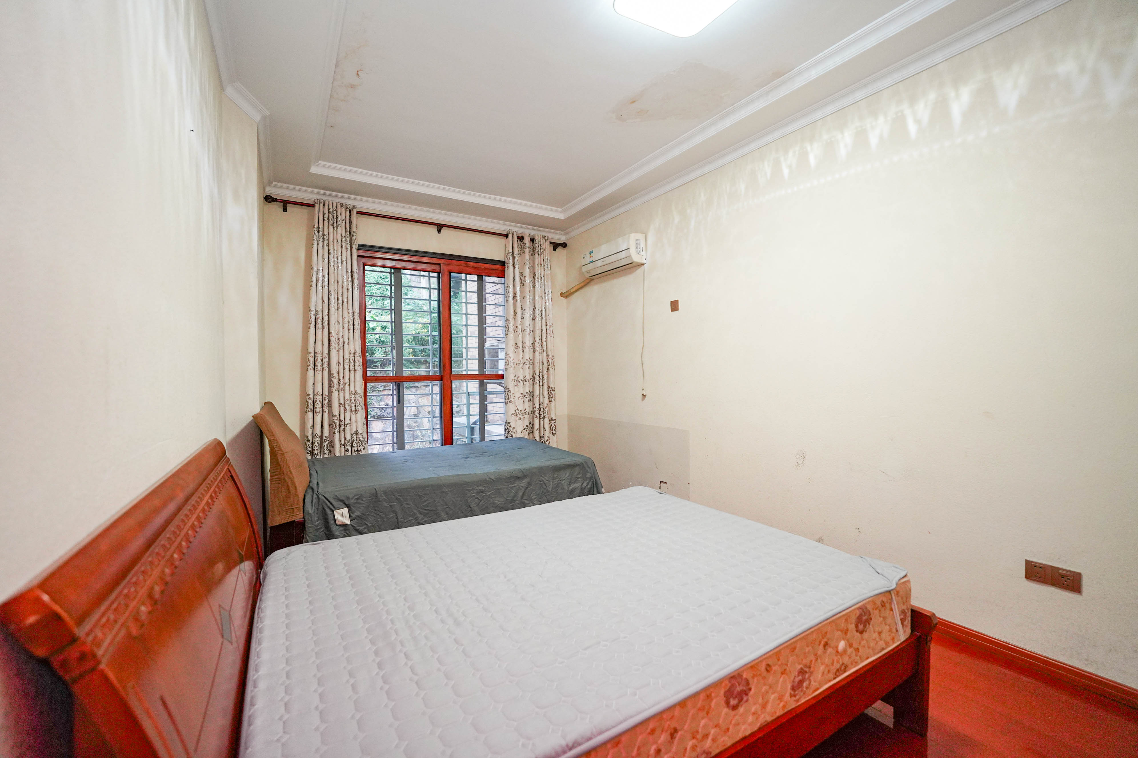 格兰小镇  5室2厅3卫    368.0万 格兰小镇  5室2厅3卫    368.0万卧室