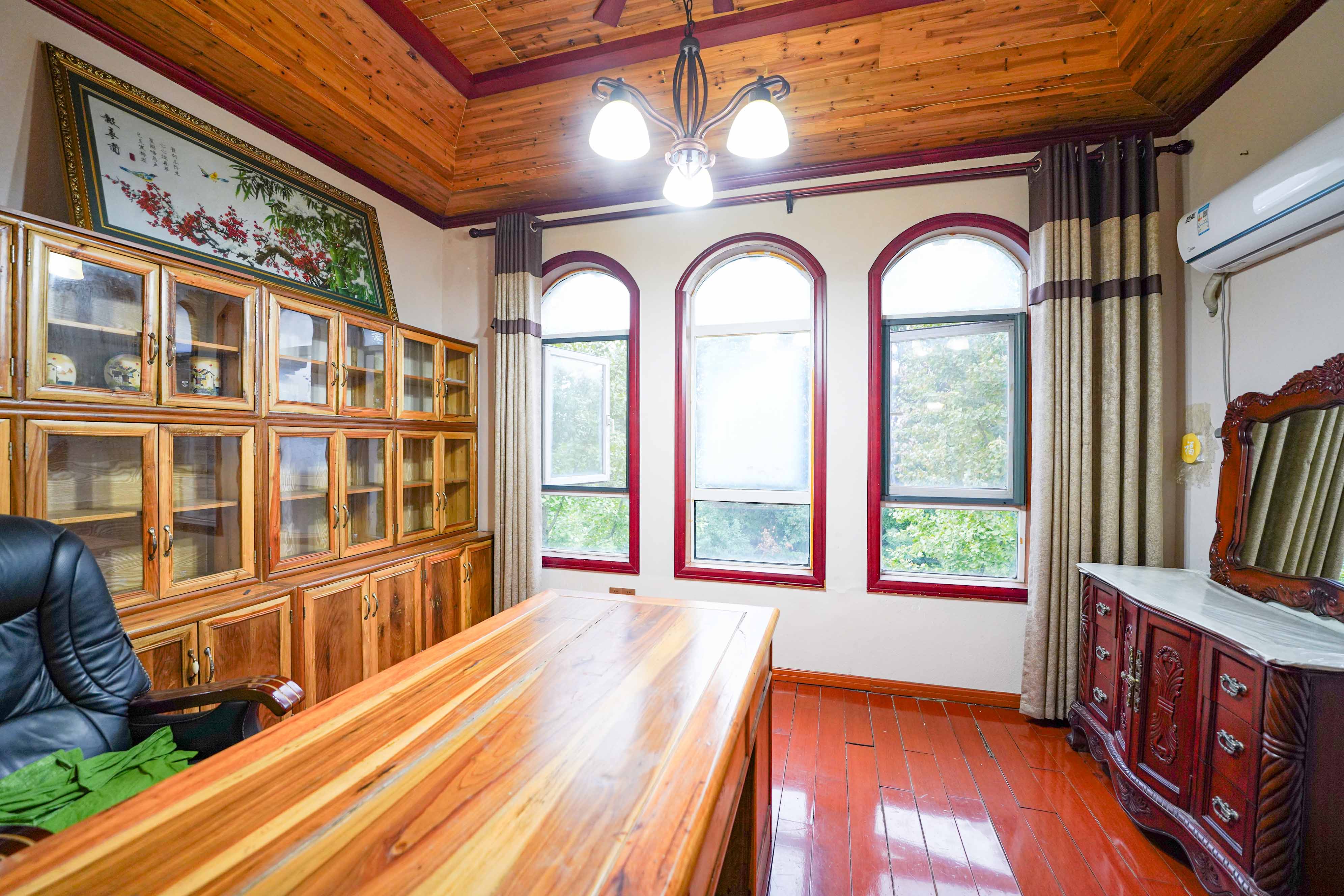 格兰小镇  5室2厅3卫    368.0万 格兰小镇  5室2厅3卫    368.0万卧室